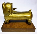 INOS CORRADIN com certificado - ''CACHORRINHO '' - Rara e lindíssima escultura em terra cota patinada de excelente qualidade escultórica, base em madeira. Assinado Inos, em perfeito estado de conservação. Mede 17,5 cm de altura x 22 cm de comprimento x 16 cm de largura da base. Acompanha certificado de autenticidade emitido pelo artista autenticado em cartório. Artista premiado e catalogado. NOTA SOBRE O ARTISTA: 1929 Nasce em 14 de novembro, em Vogogna, Piemonti, Itália. Com alguns meses seus pais transferem-se para Montreaux, Suíça Francesa, onde permanece até os 5 anos de idade. Depois, volta para a Itália, em Castelbado, Província de Padova, terra de seus pais, onde passa a infância e juventude. 1945Estuda pintura com o professor Tardivello. 1947Colabora com o pintor Pendini na execução de um mural alusivo aos mártires da resistência italiana, em Castelbaldo, Padova Itália. 1950Chega ao Brasil, estabelecendo-se em Jundiaí, São Paulo. 1951Conhece o pintor argentino Osvaldo Navarro que dirige o Atelier Cooperativa Politone na Vila Mariana, São Paulo. É convidado a fazer parte do núcleo artístico do qual participam, entre outros, os pintores: Ian Woronieki e Geraldo Trindade Leal e mais cinco pintores. 1952Convidado a participar do II Salão Paulista de arte moderna de São Paulo. 1953Chega a Salvador da Bahia com o pintor Trindade Leal. Conhece o grupo artístico baiano da época: Mário Cravo Júnior, Rubens Valentin, Aguinaldo dos Santos, Caribè, Raimundo de Oliveira, Pancetti, Jenner Augusto, Wilson Rocha e Mirabeau Sampaio, o crítico Wilson Rocha e o cantor e compositor Dorival Caymmi. 1954Convidado a participar do Salão Nacional de Arte Moderna do Rio de Janeiro.Osvaldo Gil Navarro o convida a participar da equipe de cenógrafos do Ballet do IV Centenário de São Paulo. Executa cenários para ballet e peças teatrais para Rugero Giacobbi e Aldo Cravo.1955Continua ativo como cenógrafo. 1957Começa uma nova fase de sua vida. Chega a Ibiúna, São Paulo, onde pinta e trabalha com os madeireiros que na época tinham na madeira sua principal fonte de economia, de onde extraia madeira para sua pequena fábrica de brinquedos. Nesta cidade, conhece o seu primeiro e mais importante marchand: Américo Reisfeld, que após cessar suas atividades é sucedido por seu genro, o Sr. Josef Bar-Tzion, que o representa em diversas exposições internacionais. 1960Casa-se com Maria Helena Rolin Carmelo com a qual teve três filhos. 1976É representado pela Sra. Carla Surian Albori com exclusividade européia. 1977Faz sua primeira exposição individual na Galeria de Arte André São Paulo, hoje denominada Nova André Galeria, onde trabalhou com exclusividade para André Blau, desde o começo da década de 60. 1979Contratado para pintar um cenário 8 x 11m para o teatro de Rovigo Itália 1990A Prefeitura de Jundiaí adquire 5 obras, com motivos religiosos, que estão expostos no Velório Municipal Adamastor Fernandes. 1993A Prefeitura Municipal de Jundiaí lhe presta uma homenagem pelos seus 40 Anos de Pintura, organizando uma exposição retrospectiva no Paço Municipal Nova Jundiaí, com obras emprestadas por inúmeros colecionadores. 1997Lança o livro La Visione Incantata na Nova André Galeria, em S.Paulo, com uma exposição. (livro lançado simultaneamente no Brasil e na Europa), lançado por Edas Edizioni DArte Surian. 2001Lança seu livro Venticinque Anni di mostre in Europa, lançado por Edas Edizioni DArte Surian. 2002A Companhia Italiana Costa Navegações lança ao mar o navio Costa Atlântica em Veneza e o contrata para decorar suas cabines com 800 serigrafias e 42 óleos sobre tela.Passa a fazer parte dos anais da Câmara Federal com discurso feito pelo Deputado Federal André Benassi ressaltando sua importância na pintura no Brasil e exterior. 2004Comemora 50 anos de pintura com uma super exposição no Hotel Intercontinental, na Al.Santos em S.Paulo, onde lançou seu livro 50 Anos de Pintura, editado por Auderi Martins. 2005É solicitado pela Prefeitura Municipal de Jundiaí, através do Prefeito Ary Fossen para criar um selo comemorativo dos 350 anos da cidade. Este selo também foi lançado pela Empresa Brasileira de Correios e Telégrafos. 2006É homenageado pela Associação Terapêutica de Estimulação Auditiva e Linguagem - ATEAL, juntamente com a Prefeitura Municipal de Jundiaí, em função de sua benemerência com as crianças assistidas dessa ONG, que inclusive reproduziram de forma singular algumas de suas obras. 2007Pinta o óleo sobre tela Tributo à Serra do Japi (l,80 x 9,00m), cuja réplica transformada num painel de 9,00 e 4,5 metros, encontra-se em exposição permanente na Rodoviária de Jundiaí, a convite do Prefeito Ary Fossen. 2008Lançamento do documentário INOS que traça um panorama de sua vida artística nos seus 56 anos de carreira, bem como curiosidades de sua vida pessoal. 2009Ano em que Inos completa 80 anos. As comemorações começaram em maio, na Itália, onde ele foi homenageado pela Prefeitura de Padova, através do Prefeito Flavio Zanonato, com uma exposição num Palácio Medieval do século XVI, na Salla della Gran Guardia na Piazza dei Signori.Em setembro, Inos fecha as comemorações com uma grande exposição na Nova André Galeria, onde trabalhou com exclusividade por 30 anos. Inos retorna à sua velha casa, depois de percorrer um longo caminho com mais de 200 exposições internacionais.Ainda em 2009,lança a 2ª edição do livro 50 Anos de Pintura com uma noite de autógrafos na Livraria da Vila, Al.Lorena em S.Paulo; 2010A Prefeitura de Jundiaí, por iniciativa do prefeito, Sr. Miguel Haddad, presta-lhe uma homenagem pelos seus 80 anos com uma exposição de esculturas e fotos de sua carreira ao lado de familiares e celebridades do mundo das artes, da música e da política nacional e internacional. O momento mais emocionante da homenagem foi o espetáculo musical, organizado por sua assessora Sandra Carnio, chamado Um concerto para Inos com músicas que retrataram momentos marcantes da vida do pintor, tendo à frente a cantora Clarina Fasanaro e músicos convidados.A convite do artista Ivald Granato passa a integrar o Grupo dos Onze (G11). O referido grupo é composto de renomados artistas da atualidade, dentre eles Cláudio Tozzi, Mario Gruber, Peticov, entre outros.A escultura O Saxofonista é escolhida para premiar sessenta grandes nomes da indústria musical brasileira no evento Expo Show Business, promovido por Tom Gomes. Dentre os premiados, Dody Serena, empresário do cantor Roberto Carlos, Guto Graça Mello, produtor musical da TV Globo, Marcelo Castello Branco, presidente da gravadora EMI e José Celso Guida, diretor geral da gravadora Biscoito Fino. 2011É homenageado com a exposição Gabinete de Arte Inos Corradin na Câmara Federal Brasília - DF , por ocasião do Momento Itália/Brasil. Inos que chegou ao Brasil na década de 50 é um símbolo da ligação e amizade entre brasileiros e italianos. 2013É homenageado na cidade de Padova - Itália, com o prêmio "Città di Padova 2013" pela sua trajetória artística.