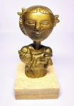 INOS CORRADIN com certificado - ''Menina com Gato'' - Clássica e belíssima escultura em terracota patinada de excelente qualidade escultórica, montada sobre elegante base de madeira. Assinado Inos. Perfeito estado de conservação. Mede 18 x 9,0 x 9,0 cm. Acompanha certificado de autenticidade emitido pelo artista e registrado em cartório. NOTA: Artista premiado e catalogado.1929 Nasce em 14 de novembro, em Vogogna, Piemonti, Itália. Com alguns meses seus pais transferem-se para Montreaux, Suíça Francesa, onde permanece até os 5 anos de idade. Depois, volta para a Itália, em Castelbado, Província de Padova, terra de seus pais, onde passa a infância e juventude. 1945Estuda pintura com o professor Tardivello. 1947Colabora com o pintor Pendini na execução de um mural alusivo aos mártires da resistência italiana, em Castelbaldo, Padova Itália. 1950Chega ao Brasil, estabelecendo-se em Jundiaí, São Paulo. 1951Conhece o pintor argentino Osvaldo Navarro que dirige o Atelier Cooperativa Politone na Vila Mariana, São Paulo. É convidado a fazer parte do núcleo artístico do qual participam, entre outros, os pintores: Ian Woronieki e Geraldo Trindade Leal e mais cinco pintores. 1952Convidado a participar do II Salão Paulista de arte moderna de São Paulo. 1953Chega a Salvador da Bahia com o pintor Trindade Leal. Conhece o grupo artístico baiano da época: Mário Cravo Júnior, Rubens Valentin, Aguinaldo dos Santos, Caribè, Raimundo de Oliveira, Pancetti, Jenner Augusto, Wilson Rocha e Mirabeau Sampaio, o crítico Wilson Rocha e o cantor e compositor Dorival Caymmi. 1954Convidado a participar do Salão Nacional de Arte Moderna do Rio de Janeiro.Osvaldo Gil Navarro o convida a participar da equipe de cenógrafos do Ballet do IV Centenário de São Paulo. Executa cenários para ballet e peças teatrais para Rugero Giacobbi e Aldo Cravo.1955Continua ativo como cenógrafo. 1957Começa uma nova fase de sua vida. Chega a Ibiúna, São Paulo, onde pinta e trabalha com os madeireiros que na época tinham na madeira sua principal fonte de economia, de onde extraia madeira para sua pequena fábrica de brinquedos. Nesta cidade, conhece o seu primeiro e mais importante marchand: Américo Reisfeld, que após cessar suas atividades é sucedido por seu genro, o Sr. Josef Bar-Tzion, que o representa em diversas exposições internacionais. 1960Casa-se com Maria Helena Rolin Carmelo com a qual teve três filhos. 1976É representado pela Sra. Carla Surian Albori com exclusividade européia. 1977Faz sua primeira exposição individual na Galeria de Arte André São Paulo, hoje denominada Nova André Galeria, onde trabalhou com exclusividade para André Blau, desde o começo da década de 60. 1979Contratado para pintar um cenário 8 x 11m para o teatro de Rovigo Itália 1990A Prefeitura de Jundiaí adquire 5 obras, com motivos religiosos, que estão expostos no Velório Municipal Adamastor Fernandes. 1993A Prefeitura Municipal de Jundiaí lhe presta uma homenagem pelos seus 40 Anos de Pintura, organizando uma exposição retrospectiva no Paço Municipal Nova Jundiaí, com obras emprestadas por inúmeros colecionadores. 1997Lança o livro La Visione Incantata na Nova André Galeria, em S.Paulo, com uma exposição. (livro lançado simultaneamente no Brasil e na Europa), lançado por Edas Edizioni DArte Surian. 2001Lança seu livro Venticinque Anni di mostre in Europa, lançado por Edas Edizioni DArte Surian. 2002A Companhia Italiana Costa Navegações lança ao mar o navio Costa Atlântica em Veneza e o contrata para decorar suas cabines com 800 serigrafias e 42 óleos sobre tela.Passa a fazer parte dos anais da Câmara Federal com discurso feito pelo Deputado Federal André Benassi ressaltando sua importância na pintura no Brasil e exterior. 2004Comemora 50 anos de pintura com uma super exposição no Hotel Intercontinental, na Al.Santos em S.Paulo, onde lançou seu livro 50 Anos de Pintura, editado por Auderi Martins. 2005É solicitado pela Prefeitura Municipal de Jundiaí, através do Prefeito Ary Fossen para criar um selo comemorativo dos 350 anos da cidade. Este selo também foi lançado pela Empresa Brasileira de Correios e Telégrafos. 2006É homenageado pela Associação Terapêutica de Estimulação Auditiva e Linguagem - ATEAL, juntamente com a Prefeitura Municipal de Jundiaí, em função de sua benemerência com as crianças assistidas dessa ONG, que inclusive reproduziram de forma singular algumas de suas obras. 2007Pinta o óleo sobre tela Tributo à Serra do Japi (l,80 x 9,00m), cuja réplica transformada num painel de 9,00 e 4,5 metros, encontra-se em exposição permanente na Rodoviária de Jundiaí, a convite do Prefeito Ary Fossen. 2008Lançamento do documentário INOS que traça um panorama de sua vida artística nos seus 56 anos de carreira, bem como curiosidades de sua vida pessoal. 2009Ano em que Inos completa 80 anos. As comemorações começaram em maio, na Itália, onde ele foi homenageado pela Prefeitura de Padova, através do Prefeito Flavio Zanonato, com uma exposição num Palácio Medieval do século XVI, na Salla della Gran Guardia na Piazza dei Signori.Em setembro, Inos fecha as comemorações com uma grande exposição na Nova André Galeria, onde trabalhou com exclusividade por 30 anos. Inos retorna à sua velha casa, depois de percorrer um longo caminho com mais de 200 exposições internacionais.Ainda em 2009,lança a 2ª edição do livro 50 Anos de Pintura com uma noite de autógrafos na Livraria da Vila, Al.Lorena em S.Paulo; 2010A Prefeitura de Jundiaí, por iniciativa do prefeito, Sr. Miguel Haddad, presta-lhe uma homenagem pelos seus 80 anos com uma exposição de esculturas e fotos de sua carreira ao lado de familiares e celebridades do mundo das artes, da música e da política nacional e internacional. O momento mais emocionante da homenagem foi o espetáculo musical, organizado por sua assessora Sandra Carnio, chamado Um concerto para Inos com músicas que retrataram momentos marcantes da vida do pintor, tendo à frente a cantora Clarina Fasanaro e músicos convidados.A convite do artista Ivald Granato passa a integrar o Grupo dos Onze (G11). O referido grupo é composto de renomados artistas da atualidade, dentre eles Cláudio Tozzi, Mario Gruber, Peticov, entre outros.A escultura O Saxofonista é escolhida para premiar sessenta grandes nomes da indústria musical brasileira no evento Expo Show Business, promovido por Tom Gomes. Dentre os premiados, Dody Serena, empresário do cantor Roberto Carlos, Guto Graça Mello, produtor musical da TV Globo, Marcelo Castello Branco, presidente da gravadora EMI e José Celso Guida, diretor geral da gravadora Biscoito Fino. 2011É homenageado com a exposição Gabinete de Arte Inos Corradin na Câmara Federal Brasília - DF , por ocasião do Momento Itália/Brasil. Inos que chegou ao Brasil na década de 50 é um símbolo da ligação e amizade entre brasileiros e italianos. 2013É homenageado na cidade de Padova - Itália, com o prêmio "Città di Padova 2013" pela sua trajetória artística.