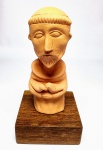 INOS CORRADIN com certificado - ''São Francisco'' - Clássica e belíssima escultura em terracota de excelente qualidade escultórica, montada sobre elegante base de madeira. Assinado Inos. Perfeito estado de conservação. Mede 17 x 8,5 x 8,5 cm. Acompanha certificado de autenticidade emitido pelo artista e registrado em cartório. NOTA: Artista premiado e catalogado.1929 Nasce em 14 de novembro, em Vogogna, Piemonti, Itália.