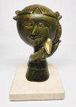 INOS CORRADIN com certificado - Belíssima escultura em terracota patinada de excelente qualidade escultórica representando Clássica figura de Menina com pássaro, elegantemente montada sobre base de mármore espanhol Crema Marfil. Assinado Inos. Perfeito estado de conservação. Mede 16,5 x 10 x 10 cm. Acompanha certificado de autenticidade emitido pelo artista e registrado em cartório. NOTA: Artista premiado e catalogado.1929 Nasce em 14 de novembro, em Vogogna, Piemonti, Itália.
