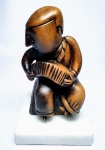 INOS CORRADIN com certificado - '' SANFONEIRO '' Clássica escultura em terracota patinada de excelente qualidade escultórica, montada sobre elegante base de madeira. Assinado Inos. Perfeito estado de conservação. Mede 16,5 x 10 x 10 cm. Acompanha certificado de autenticidade emitido pelo artista e registrado em cartório. NOTA: Artista premiado e catalogado.1929 Nasce em 14 de novembro, em Vogogna, Piemonti, Itália. Com alguns meses seus pais transferem-se para Montreaux, Suíça Francesa, onde permanece até os 5 anos de idade. Depois, volta para a Itália, em Castelbado, Província de Padova, terra de seus pais, onde passa a infância e juventude. 1945 estuda pintura com o professor Tardivello. 1947Colabora com o pintor Pendini na execução de um mural alusivo aos mártires da resistência italiana, em Castelbaldo, Padova Itália. 1950Chega ao Brasil, estabelecendo-se em Jundiaí, São Paulo. 1951Conhece o pintor argentino Osvaldo Navarro que dirige o Atelier Cooperativa Politone na Vila Mariana, São Paulo. É convidado a fazer parte do núcleo artístico do qual participam, entre outros, os pintores: Ian Woronieki e Geraldo Trindade Leal e mais cinco pintores. 1952Convidado a participar do II Salão Paulista de arte moderna de São Paulo. 1953Chega a Salvador da Bahia com o pintor Trindade Leal. Conhece o grupo artístico baiano da época: Mário Cravo Júnior, Rubens Valentin, Aguinaldo dos Santos, Caribè, Raimundo de Oliveira, Pancetti, Jenner Augusto, Wilson Rocha e Mirabeau Sampaio, o crítico Wilson Rocha e o cantor e compositor Dorival Caymmi. 1954Convidado a participar do Salão Nacional de Arte Moderna do Rio de Janeiro.Osvaldo Gil Navarro o convida a participar da equipe de cenógrafos do Ballet do IV Centenário de São Paulo. Executa cenários para ballet e peças teatrais para Rugero Giacobbi e Aldo Cravo.1955Continua ativo como cenógrafo. 1957Começa uma nova fase de sua vida. Chega a Ibiúna, São Paulo, onde pinta e trabalha com os madeireiros que na época tinham na madeira sua principal fonte de economia, de onde extraia madeira para sua pequena fábrica de brinquedos. Nesta cidade, conhece o seu primeiro e mais importante marchand: Américo Reisfeld, que após cessar suas atividades é sucedido por seu genro, o Sr. Josef Bar-Tzion, que o representa em diversas exposições internacionais. 1960Casa-se com Maria Helena Rolin Carmelo com a qual teve três filhos. 1976É representado pela Sra. Carla Surian Albori com exclusividade européia. 1977Faz sua primeira exposição individual na Galeria de Arte André São Paulo, hoje denominada Nova André Galeria, onde trabalhou com exclusividade para André Blau, desde o começo da década de 60. 1979Contratado para pintar um cenário 8 x 11m para o teatro de Rovigo Itália 1990A Prefeitura de Jundiaí adquire 5 obras, com motivos religiosos, que estão expostos no Velório Municipal Adamastor Fernandes. 1993A Prefeitura Municipal de Jundiaí lhe presta uma homenagem pelos seus 40 Anos de Pintura, organizando uma exposição retrospectiva no Paço Municipal Nova Jundiaí, com obras emprestadas por inúmeros colecionadores. 1997Lança o livro La Visione Incantata na Nova André Galeria, em S.Paulo, com uma exposição. (livro lançado simultaneamente no Brasil e na Europa), lançado por Edas Edizioni DArte Surian. 2001Lança seu livro Venticinque Anni di mostre in Europa, lançado por Edas Edizioni DArte Surian. 2002A Companhia Italiana Costa Navegações lança ao mar o navio Costa Atlântica em Veneza e o contrata para decorar suas cabines com 800 serigrafias e 42 óleos sobre tela.Passa a fazer parte dos anais da Câmara Federal com discurso feito pelo Deputado Federal André Benassi ressaltando sua importância na pintura no Brasil e exterior. 2004Comemora 50 anos de pintura com uma super exposição no Hotel Intercontinental, na Al.Santos em S.Paulo, onde lançou seu livro 50 Anos de Pintura, editado por Auderi Martins. 2005É solicitado pela Prefeitura Municipal de Jundiaí, através do Prefeito Ary Fossen para criar um selo comemorativo dos 350 anos da cidade. Este selo também foi lançado pela Empresa Brasileira de Correios e Telégrafos. 2006É homenageado pela Associação Terapêutica de Estimulação Auditiva e Linguagem - ATEAL, juntamente com a Prefeitura Municipal de Jundiaí, em função de sua benemerência com as crianças assistidas dessa ONG, que inclusive reproduziram de forma singular algumas de suas obras. 2007Pinta o óleo sobre tela Tributo à Serra do Japi (l,80 x 9,00m), cuja réplica transformada num painel de 9,00 e 4,5 metros, encontra-se em exposição permanente na Rodoviária de Jundiaí, a convite do Prefeito Ary Fossen. 2008Lançamento do documentário INOS que traça um panorama de sua vida artística nos seus 56 anos de carreira, bem como curiosidades de sua vida pessoal. 2009Ano em que Inos completa 80 anos. As comemorações começaram em maio, na Itália, onde ele foi homenageado pela Prefeitura de Padova, através do Prefeito Flavio Zanonato, com uma exposição num Palácio Medieval do século XVI, na Salla della Gran Guardia na Piazza dei Signori.Em setembro, Inos fecha as comemorações com uma grande exposição na Nova André Galeria, onde trabalhou com exclusividade por 30 anos. Inos retorna à sua velha casa, depois de percorrer um longo caminho com mais de 200 exposições internacionais.Ainda em 2009,lança a 2ª edição do livro 50 Anos de Pintura com uma noite de autógrafos na Livraria da Vila, Al.Lorena em S.Paulo; 2010A Prefeitura de Jundiaí, por iniciativa do prefeito, Sr. Miguel Haddad, presta-lhe uma homenagem pelos seus 80 anos com uma exposição de esculturas e fotos de sua carreira ao lado de familiares e celebridades do mundo das artes, da música e da política nacional e internacional. O momento mais emocionante da homenagem foi o espetáculo musical, organizado por sua assessora Sandra Carnio, chamado Um concerto para Inos com músicas que retrataram momentos marcantes da vida do pintor, tendo à frente a cantora Clarina Fasanaro e músicos convidados.A convite do artista Ivald Granato passa a integrar o Grupo dos Onze (G11). O referido grupo é composto de renomados artistas da atualidade, dentre eles Cláudio Tozzi, Mario Gruber, Peticov, entre outros.A escultura O Saxofonista é escolhida para premiar sessenta grandes nomes da indústria musical brasileira no evento Expo Show Business, promovido por Tom Gomes. Dentre os premiados, Dody Serena, empresário do cantor Roberto Carlos, Guto Graça Mello, produtor musical da TV Globo, Marcelo Castello Branco, presidente da gravadora EMI e José Celso Guida, diretor geral da gravadora Biscoito Fino. 2011É homenageado com a exposição Gabinete de Arte Inos Corradin na Câmara Federal Brasília - DF , por ocasião do Momento Itália/Brasil. Inos que chegou ao Brasil na década de 50 é um símbolo da ligação e amizade entre brasileiros e italianos. 2013É homenageado na cidade de Padova - Itália, com o prêmio "Città di Padova 2013" pela sua trajetória artística.