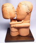 INOS CORRADIN com certificado - '' O beijo '' - Elegante e belíssima escultura em terracota de excelente qualidade escultórica, elegantemente montada sobre base de madeira. Assinado Inos. Perfeito estado de conservação. Mede 29 x 22 x 16 cm. Acompanha certificado de autenticidade emitido pelo artista e registrado em cartório. NOTA: Artista premiado e catalogado.1929 Nasce em 14 de novembro, em Vogogna, Piemonti, Itália.