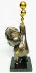 INOS CORRADIN com certificado - ''Equilibrista'' - Raríssima e belíssima escultura em bronze de excelente fundição e qualidade escultórica elegantemente montada sobre base de granito. Assinado Inos. Perfeito estado de conservação. Mede 34 x 12 x 10 cm. Acompanha certificado de autenticidade emitido pelo artista e registrado em cartório. NOTA: Artista premiado e catalogado.1929 Nasce em 14 de novembro, em Vogogna, Piemonti, Itália. Com alguns meses seus pais transferem-se para Montreaux, Suíça Francesa, onde permanece até os 5 anos de idade. Depois, volta para a Itália, em Castelbado, Província de Padova, terra de seus pais, onde passa a infância e juventude. 1945Estuda pintura com o professor Tardivello. 1947Colabora com o pintor Pendini na execução de um mural alusivo aos mártires da resistência italiana, em Castelbaldo, Padova Itália. 1950Chega ao Brasil, estabelecendo-se em Jundiaí, São Paulo. 1951Conhece o pintor argentino Osvaldo Navarro que dirige o Atelier Cooperativa Politone na Vila Mariana, São Paulo. É convidado a fazer parte do núcleo artístico do qual participam, entre outros, os pintores: Ian Woronieki e Geraldo Trindade Leal e mais cinco pintores. 1952Convidado a participar do II Salão Paulista de arte moderna de São Paulo. 1953Chega a Salvador da Bahia com o pintor Trindade Leal. Conhece o grupo artístico baiano da época: Mário Cravo Júnior, Rubens Valentin, Aguinaldo dos Santos, Caribè, Raimundo de Oliveira, Pancetti, Jenner Augusto, Wilson Rocha e Mirabeau Sampaio, o crítico Wilson Rocha e o cantor e compositor Dorival Caymmi. 1954Convidado a participar do Salão Nacional de Arte Moderna do Rio de Janeiro.Osvaldo Gil Navarro o convida a participar da equipe de cenógrafos do Ballet do IV Centenário de São Paulo. Executa cenários para ballet e peças teatrais para Rugero Giacobbi e Aldo Cravo.1955Continua ativo como cenógrafo. 1957Começa uma nova fase de sua vida. Chega a Ibiúna, São Paulo, onde pinta e trabalha com os madeireiros que na época tinham na madeira sua principal fonte de economia, de onde extraia madeira para sua pequena fábrica de brinquedos. Nesta cidade, conhece o seu primeiro e mais importante marchand: Américo Reisfeld, que após cessar suas atividades é sucedido por seu genro, o Sr. Josef Bar-Tzion, que o representa em diversas exposições internacionais. 1960Casa-se com Maria Helena Rolin Carmelo com a qual teve três filhos. 1976É representado pela Sra. Carla Surian Albori com exclusividade européia. 1977Faz sua primeira exposição individual na Galeria de Arte André São Paulo, hoje denominada Nova André Galeria, onde trabalhou com exclusividade para André Blau, desde o começo da década de 60. 1979Contratado para pintar um cenário 8 x 11m para o teatro de Rovigo Itália 1990A Prefeitura de Jundiaí adquire 5 obras, com motivos religiosos, que estão expostos no Velório Municipal Adamastor Fernandes. 1993A Prefeitura Municipal de Jundiaí lhe presta uma homenagem pelos seus 40 Anos de Pintura, organizando uma exposição retrospectiva no Paço Municipal Nova Jundiaí, com obras emprestadas por inúmeros colecionadores. 1997Lança o livro La Visione Incantata na Nova André Galeria, em S.Paulo, com uma exposição. (livro lançado simultaneamente no Brasil e na Europa), lançado por Edas Edizioni DArte Surian. 2001Lança seu livro Venticinque Anni di mostre in Europa, lançado por Edas Edizioni DArte Surian. 2002A Companhia Italiana Costa Navegações lança ao mar o navio Costa Atlântica em Veneza e o contrata para decorar suas cabines com 800 serigrafias e 42 óleos sobre tela.Passa a fazer parte dos anais da Câmara Federal com discurso feito pelo Deputado Federal André Benassi ressaltando sua importância na pintura no Brasil e exterior. 2004Comemora 50 anos de pintura com uma super exposição no Hotel Intercontinental, na Al.Santos em S.Paulo, onde lançou seu livro 50 Anos de Pintura, editado por Auderi Martins. 2005É solicitado pela Prefeitura Municipal de Jundiaí, através do Prefeito Ary Fossen para criar um selo comemorativo dos 350 anos da cidade. Este selo também foi lançado pela Empresa Brasileira de Correios e Telégrafos. 2006É homenageado pela Associação Terapêutica de Estimulação Auditiva e Linguagem - ATEAL, juntamente com a Prefeitura Municipal de Jundiaí, em função de sua benemerência com as crianças assistidas dessa ONG, que inclusive reproduziram de forma singular algumas de suas obras. 2007Pinta o óleo sobre tela Tributo à Serra do Japi (l,80 x 9,00m), cuja réplica transformada num painel de 9,00 e 4,5 metros, encontra-se em exposição permanente na Rodoviária de Jundiaí, a convite do Prefeito Ary Fossen. 2008Lançamento do documentário INOS que traça um panorama de sua vida artística nos seus 56 anos de carreira, bem como curiosidades de sua vida pessoal. 2009Ano em que Inos completa 80 anos. As comemorações começaram em maio, na Itália, onde ele foi homenageado pela Prefeitura de Padova, através do Prefeito Flavio Zanonato, com uma exposição num Palácio Medieval do século XVI, na Salla della Gran Guardia na Piazza dei Signori.Em setembro, Inos fecha as comemorações com uma grande exposição na Nova André Galeria, onde trabalhou com exclusividade por 30 anos. Inos retorna à sua velha casa, depois de percorrer um longo caminho com mais de 200 exposições internacionais.Ainda em 2009,lança a 2ª edição do livro 50 Anos de Pintura com uma noite de autógrafos na Livraria da Vila, Al.Lorena em S.Paulo; 2010A Prefeitura de Jundiaí, por iniciativa do prefeito, Sr. Miguel Haddad, presta-lhe uma homenagem pelos seus 80 anos com uma exposição de esculturas e fotos de sua carreira ao lado de familiares e celebridades do mundo das artes, da música e da política nacional e internacional. O momento mais emocionante da homenagem foi o espetáculo musical, organizado por sua assessora Sandra Carnio, chamado Um concerto para Inos com músicas que retrataram momentos marcantes da vida do pintor, tendo à frente a cantora Clarina Fasanaro e músicos convidados.A convite do artista Ivald Granato passa a integrar o Grupo dos Onze (G11). O referido grupo é composto de renomados artistas da atualidade, dentre eles Cláudio Tozzi, Mario Gruber, Peticov, entre outros.A escultura O Saxofonista é escolhida para premiar sessenta grandes nomes da indústria musical brasileira no evento Expo Show Business, promovido por Tom Gomes. Dentre os premiados, Dody Serena, empresário do cantor Roberto Carlos, Guto Graça Mello, produtor musical da TV Globo, Marcelo Castello Branco, presidente da gravadora EMI e José Celso Guida, diretor geral da gravadora Biscoito Fino. 2011É homenageado com a exposição Gabinete de Arte Inos Corradin na Câmara Federal Brasília - DF , por ocasião do Momento Itália/Brasil. Inos que chegou ao Brasil na década de 50 é um símbolo da ligação e amizade entre brasileiros e italianos. 2013É homenageado na cidade de Padova - Itália, com o prêmio "Città di Padova 2013" pela sua trajetória artística.