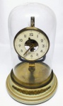 ALTO CLOCK - Clássico relógio de mesa com mostrador em metal , fundo branco e algarismos arábico, elegantemente montado sobre base em metal e donzela de vidro . maquinário a pilha sem teste . Marca da rara manufatura Alto Clock.  Brasil meados do século XX . ótimo estado de conservação , mede 29 cm de altura x 19 cm de diâmetro .