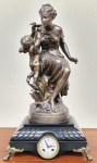 MATHURIN MOREAU (1822-1912) - MAGNIFICO RELÓGIO DE MESA EM MÁRMORE NEGRO COM ELEGANTES PÉS EM BRONZE NO FORMATO DE GARRA, ENCIMADA POR BELÍSSIMA ESCULTURA EM BRONZE PATINADO REPRESENTANDO FIGURA FEMININA COM PUTTY . MAQUINÁRIO FUNCIONANDO COM MECANISMO A CORDA E SUAVE SONERIA TOCA A CADA MEIA HORA. MOSTRADOR ESMALTADO COM ALGARISMO ROMANDO E VISOR DE CRISTAL BISOTE. ASSINADO NO BRONZE M.MOREUA. FRANÇA MEADOS DE 1880. EXCELENTE ESTADO DE CONSERVAÇÃO. MEDE APROX 70 X 38 X 28 CM. NOTA:  Mathurin Moreau (18 de novembro de 1822 - 14 de fevereiro de 1912) foi um escultor francês de estilo acadêmico.Moreau nasceu em Dijon, expôs pela primeira vez no Salão de 1848, e finalmente recebeu uma medalha de honra do Salão em 1897. Ele foi feito prefeito do 19º arrondissement de Paris, e em 1912 teve uma rua nomeada em sua homenagem. Seu pai era o escultor Jean-Baptiste-Louis-Joseph Moreau fr e seus irmãos incluíam os escultores Hippolyte e Auguste Moreau.Trabalhos selecionadosLa Fileuse, mármore, Palais du LuxembourgFonte do Parque Victoria, Ashford Kent, originalmente 1862.2Colônia, calcário, 1865, fachada de la gare du NordNymphe fluviale, a Place du Theâtre-Français fr, Paris (1874)L'Océanie, da Exposição Universal (1878), pátio do Musée d'OrsayZenobe Gramme, bronze, pátio do Musée des Arts et Métiers, ParisMonumento de Joigneaux, pelo qual recebeu a medalha de honra, Salão de 1897Túmulo de Zenobe Gramme, Cemitério Père Lachaise, Paris, cerca de 1901Lord Strathcona Fountain, Ottawa, Ontário, Canadá, inaugurada em 1 de julho de 1909Fonte dos Continentes (O nome original era La Fontaine de L'Observatoire), Mendoza (Argentina), 1910.Négresse e Egyptienne - estátuas de belas artes de estilo neoclássico produzidas em massa representando figuras reais femininas egípcias antigas e antigas kushitas segurando uma tocha no alto. Geralmente fundido em ferro. Exemplos notáveis podem ser vistos no exterior do Shelbourne Hotel em Dublin, no mausoléu do arquiteto americano Temple Hoyne Buell e nos Jardins do Palácio de Cristal no Porto.Referências "Árvore genealógica de Mathurin MOREAU". Geneanet. Recuperado em 18 de setembro de 2019. "Ashford, Victoria Park Fountain 1921". www.francisfrith.com. Recuperado em 18 de setembro de 2019. "Um par de tochas figurais de ferro fundido patinado em bronze francês, intitulado 'Negresse' e 'Egyptienne', ELENCO POR VAL D'OSNE, APÓS MODELOS DE MATHURIN MOREAU, FIM DO SÉCULO XIX/INÍCIO DO SÉCULO XX". www.christies.com. Recuperado em 30 de julho de 2020.Insecula entrada (em francês)Artigo após le Grand dictionnaire Larousse du XIXe siècle, Tomos 12 e 13, artigos e suplementos 1875-1890.