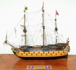 GALEÃO INGLÊS - Excepcional e rara réplica naval inglesa do período vitoriano confeccionada em madeira nobre ricamente entalhada e esculpida, guarnição e canhões em metal, cordames finamente colocados em fiel ao original. Peça de Museu. Mede: 80 X 90 X 20 cm. Excelente estado de conservação.  80 x 90 x 20 cm aprox.