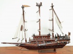 GALEÃO PORTUGUÊS- Bela réplica naval confeccionada em madeira nobre ricamente entalhada e esculpida, cordames finamente colocados em fiel ao original.  Mede: 67 X 90 X 20 cm. Excelente estado de conservação.