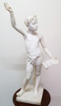 PROF. B. NERY - ESCULTURA EM BLOCO DE MÁRMORE DE EXCEPCIONAL QUALIDADE ESCULTÓRICA REPRESENTANDO JOVEM GREGO, TRAJADO COM TÍPICA VESTIMENTA E COROA DE LOUROS. ASSINANDO NA BASE PROF. B. NERY. ESCULTURA MUITO EXPRESSIVO, COM FINOS TRAÇOS E RICO MOVIMENTO. APRESENTA NO GERAL ÓTIMO ESTADO DE CONSERVAÇÃO, DEDOS DA MÃO NECESSITAM DE RESTAURO. MEDE 90 x 25 x 25 cm