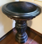MAGNIFICA PIA BATISMAL EM MADEIRA ENTALHADA. BELO TRABALHO COM FUSTE EM FEITIO DE BALAUSTRE. CORPO E FUSTE DECORADOS COM GOMADOS. BRASIL, SEC. XIX. Mede 90 cm de altura x 70 cm de diâmetro.