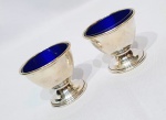 PRATA DE LEI - ELEGANTE PAR DE SALEIRO E PIMENTEIRO EM PRATA DE LEI 925 STERLING, FEITIO DE EXCEPCIONAL OURIVESARIA COM DESIGN MODERNO E FINO ACABAMENTO COM RECIPIENTES DE VIDRO AZUL COBALTO. USA MEADOS DO SÉCULO XX. PERFEITO ESTADO DE CONSERVAÇÃO. MEDEM 4,5 X 5,5 CM.
