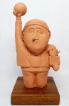 INOS CORRADIN com certificado - '' Equilibrista com pássaro '' - Série nova - Belíssima e rara grande Escultura em terracota patinada de excepcional  qualidade escultórica. Apoiada em base de madeira. Mede 33 x 15 x 15 CM. Assinada Inos. Perfeito estado de conservação, acompanha certificado emitido pelo artista autenticado em cartório. Artista premiado e catalogado. NOTA: Equilibrista foi o tema que consagrou o artista , tema esse muito desejado e hoje muito raro no mercado devido a alta procura . Valor de mercado para essa obra varia de 8 a 10 mil reais , oportunidade . Acompanha elegante moldura nova . 1929 Nasce em 14 de novembro, em Vogogna, Piemonti, Itália. Com alguns meses seus pais transferem-se para Montreaux, Suíça Francesa, onde permanece até os 5 anos de idade. Depois, volta para a Itália, em Castelbado, Província de Padova, terra de seus pais, onde passa a infância e juventude. 1945Estuda pintura com o professor Tardivello. 1947Colabora com o pintor Pendini na execução de um mural alusivo aos mártires da resistência italiana, em Castelbaldo, Padova Itália. 1950Chega ao Brasil, estabelecendo-se em Jundiaí, São Paulo. 1951Conhece o pintor argentino Osvaldo Navarro que dirige o Atelier Cooperativa Politone na Vila Mariana, São Paulo. É convidado a fazer parte do núcleo artístico do qual participam, entre outros, os pintores: Ian Woronieki e Geraldo Trindade Leal e mais cinco pintores. 1952Convidado a participar do II Salão Paulista de arte moderna de São Paulo. 1953Chega a Salvador da Bahia com o pintor Trindade Leal. Conhece o grupo artístico baiano da época: Mário Cravo Júnior, Rubens Valentin, Aguinaldo dos Santos, Caribè, Raimundo de Oliveira, Pancetti, Jenner Augusto, Wilson Rocha e Mirabeau Sampaio, o crítico Wilson Rocha e o cantor e compositor Dorival Caymmi. 1954Convidado a participar do Salão Nacional de Arte Moderna do Rio de Janeiro.Osvaldo Gil Navarro o convida a participar da equipe de cenógrafos do Ballet do IV Centenário de São Paulo. Executa cenários para ballet e peças teatrais para Rugero Giacobbi e Aldo Cravo.1955Continua ativo como cenógrafo. 1957Começa uma nova fase de sua vida. Chega a Ibiúna, São Paulo, onde pinta e trabalha com os madeireiros que na época tinham na madeira sua principal fonte de economia, de onde extraia madeira para sua pequena fábrica de brinquedos. Nesta cidade, conhece o seu primeiro e mais importante marchand: Américo Reisfeld, que após cessar suas atividades é sucedido por seu genro, o Sr. Josef Bar-Tzion, que o representa em diversas exposições internacionais. 1960Casa-se com Maria Helena Rolin Carmelo com a qual teve três filhos. 1976É representado pela Sra. Carla Surian Albori com exclusividade européia. 1977Faz sua primeira exposição individual na Galeria de Arte André São Paulo, hoje denominada Nova André Galeria, onde trabalhou com exclusividade para André Blau, desde o começo da década de 60. 1979Contratado para pintar um cenário 8 x 11m para o teatro de Rovigo Itália 1990A Prefeitura de Jundiaí adquire 5 obras, com motivos religiosos, que estão expostos no Velório Municipal Adamastor Fernandes. 1993A Prefeitura Municipal de Jundiaí lhe presta uma homenagem pelos seus 40 Anos de Pintura, organizando uma exposição retrospectiva no Paço Municipal Nova Jundiaí, com obras emprestadas por inúmeros colecionadores. 1997Lança o livro La Visione Incantata na Nova André Galeria, em S.Paulo, com uma exposição. (livro lançado simultaneamente no Brasil e na Europa), lançado por Edas Edizioni DArte Surian. 2001Lança seu livro Venticinque Anni di mostre in Europa, lançado por Edas Edizioni DArte Surian. 2002A Companhia Italiana Costa Navegações lança ao mar o navio Costa Atlântica em Veneza e o contrata para decorar suas cabines com 800 serigrafias e 42 óleos sobre tela.Passa a fazer parte dos anais da Câmara Federal com discurso feito pelo Deputado Federal André Benassi ressaltando sua importância na pintura no Brasil e exterior. 2004Comemora 50 anos de pintura com uma super exposição no Hotel Intercontinental, na Al.Santos em S.Paulo, onde lançou seu livro 50 Anos de Pintura, editado por Auderi Martins. 2005É solicitado pela Prefeitura Municipal de Jundiaí, através do Prefeito Ary Fossen para criar um selo comemorativo dos 350 anos da cidade. Este selo também foi lançado pela Empresa Brasileira de Correios e Telégrafos. 2006É homenageado pela Associação Terapêutica de Estimulação Auditiva e Linguagem - ATEAL, juntamente com a Prefeitura Municipal de Jundiaí, em função de sua benemerência com as crianças assistidas dessa ONG, que inclusive reproduziram de forma singular algumas de suas obras. 2007Pinta o óleo sobre tela Tributo à Serra do Japi (l,80 x 9,00m), cuja réplica transformada num painel de 9,00 e 4,5 metros, encontra-se em exposição permanente na Rodoviária de Jundiaí, a convite do Prefeito Ary Fossen. 2008Lançamento do documentário INOS que traça um panorama de sua vida artística nos seus 56 anos de carreira, bem como curiosidades de sua vida pessoal. 2009Ano em que Inos completa 80 anos. As comemorações começaram em maio, na Itália, onde ele foi homenageado pela Prefeitura de Padova, através do Prefeito Flavio Zanonato, com uma exposição num Palácio Medieval do século XVI, na Salla della Gran Guardia na Piazza dei Signori.Em setembro, Inos fecha as comemorações com uma grande exposição na Nova André Galeria, onde trabalhou com exclusividade por 30 anos. Inos retorna à sua velha casa, depois de percorrer um longo caminho com mais de 200 exposições internacionais.Ainda em 2009,lança a 2ª edição do livro 50 Anos de Pintura com uma noite de autógrafos na Livraria da Vila, Al.Lorena em S.Paulo; 2010A Prefeitura de Jundiaí, por iniciativa do prefeito, Sr. Miguel Haddad, presta-lhe uma homenagem pelos seus 80 anos com uma exposição de esculturas e fotos de sua carreira ao lado de familiares e celebridades do mundo das artes, da música e da política nacional e internacional. O momento mais emocionante da homenagem foi o espetáculo musical, organizado por sua assessora Sandra Carnio, chamado Um concerto para Inos com músicas que retrataram momentos marcantes da vida do pintor, tendo à frente a cantora Clarina Fasanaro e músicos convidados.A convite do artista Ivald Granato passa a integrar o Grupo dos Onze (G11). O referido grupo é composto de renomados artistas da atualidade, dentre eles Cláudio Tozzi, Mario Gruber, Peticov, entre outros.A escultura O Saxofonista é escolhida para premiar sessenta grandes nomes da indústria musical brasileira no evento Expo Show Business, promovido por Tom Gomes. Dentre os premiados, Dody Serena, empresário do cantor Roberto Carlos, Guto Graça Mello, produtor musical da TV Globo, Marcelo Castello Branco, presidente da gravadora EMI e José Celso Guida, diretor geral da gravadora Biscoito Fino. 2011É homenageado com a exposição Gabinete de Arte Inos Corradin na Câmara Federal Brasília - DF , por ocasião do Momento Itália/Brasil. Inos que chegou ao Brasil na década de 50 é um símbolo da ligação e amizade entre brasileiros e italianos. 2013É homenageado na cidade de Padova - Itália, com o prêmio "Città di Padova 2013" pela sua trajetória artística.