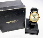 RARO RELÓGIO MOVADO - CLÁSSICO MODELO VINTAGE - BELÍSSIMA CAIXA DE 34 MM EM METAL ESPESSURADO A OURO - PULSEIRA NOVA EM COURO 16 MM - FUNÇÕES : HORAS - MINUTOS - SEGUNDOS - CALENDÁRIO - MECANISMO A CORDA DE PRECISÃO SWISS. REVISADO, FUNCIONANDO EM EXCELENTE ESTADO . MODELO VINTAGE MEADOS DE 1940.