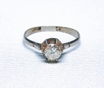 CLÁSSICO ANEL SOLITÁRIO EM PLATINA, FEITIO DE EXCEPCIONAL OURIVESARIA COM PRECIOSO DIAMANTE DE 5.3 MM E 0.60 CTS DE EXCELENTE QUALIDADE E CLAREZA COM BRILHO PERFEITO . EXCELENTE ESTADO DE CONSERVAÇÃO . ARO MEDE 1,9 CM . PESO TOTAL 1.5 GRAMAS . Nota: Este metal é utilizado para a produção de jóias e objetos de decoração, além de ser usado em processos industriais como catalisador, revestimento ou condutor elétrico. Devido à sua escassez, a platina é mais valiosa do que o ouro e a prata .