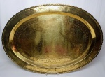 HONG KONG - Majestosa bandeja em metal dourado de ótima fundição e manufatura, adornada por ricos detalhes florais e orientais. Mede 67 x 48 cm. Bom estado de conservação, algumas marcas do tempo.