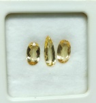 Lindo Lote composto por 03 Preciosos e raros Topázios Imperial Extra  , totalizando 4.64 cts , Excelente qualidade AAA e clareza transparente , clássica lapidações oval e pera brilhante , medindo 5.0 x 13 mm 1.46 cts , 5.0 x 10 mm 1.71 ct e 5.0 x 9.0 mm 1.50 ct . ótimo investimento para montar uma joia de qualidade . Origem Brasil . Acondicionadas em caixa acrílica .