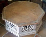 MAGNIFICA MESA DE CENTRO DE ESTILO COLONIAL , FINAMENTE EXECUTADA EM MADEIRA NOBRE COM RICO ENTALHE E ACABAMENTO FLORAL COM VAZADOS . BRASIL MEADOS DO SÉCULO XX. MESA COM ESTRUTURA MACIÇA MUITO FIRME . MESA DE CENTRO MEDE 40 X 120 CM. (ENVIO FACILITADO SP , RJ E MG ).