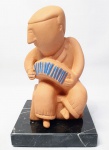 INOS CORRADIN com certificado - ''SANFONEIRO'' - Rara e lindíssima escultura em terracota patinada de excelente qualidade escultórica, base em mármore espanhol nero marquina. Assinado Inos, em perfeito estado de conservação. Mede 16 cm de altura x 10 cm de comprimento x 10 cm de largura da base. Acompanha certificado de autenticidade emitido pelo artista autenticado em cartório. Artista premiado e catalogado. NOTA SOBRE O ARTISTA: 1929 Nasce em 14 de novembro, em Vogogna, Piemonti, Itália. Com alguns meses seus pais transferem-se para Montreaux, Suíça Francesa, onde permanece até os 5 anos de idade. Depois, volta para a Itália, em Castelbado, Província de Padova, terra de seus pais, onde passa a infância e juventude. 1945Estuda pintura com o professor Tardivello. 1947Colabora com o pintor Pendini na execução de um mural alusivo aos mártires da resistência italiana, em Castelbaldo, Padova Itália. 1950Chega ao Brasil, estabelecendo-se em Jundiaí, São Paulo. 1951Conhece o pintor argentino Osvaldo Navarro que dirige o Atelier Cooperativa Politone na Vila Mariana, São Paulo. É convidado a fazer parte do núcleo artístico do qual participam, entre outros, os pintores: Ian Woronieki e Geraldo Trindade Leal e mais cinco pintores. 1952Convidado a participar do II Salão Paulista de arte moderna de São Paulo. 1953Chega a Salvador da Bahia com o pintor Trindade Leal. Conhece o grupo artístico baiano da época: Mário Cravo Júnior, Rubens Valentin, Aguinaldo dos Santos, Caribè, Raimundo de Oliveira, Pancetti, Jenner Augusto, Wilson Rocha e Mirabeau Sampaio, o crítico Wilson Rocha e o cantor e compositor Dorival Caymmi. 1954Convidado a participar do Salão Nacional de Arte Moderna do Rio de Janeiro.Osvaldo Gil Navarro o convida a participar da equipe de cenógrafos do Ballet do IV Centenário de São Paulo. Executa cenários para ballet e peças teatrais para Rugero Giacobbi e Aldo Cravo.1955Continua ativo como cenógrafo. 1957Começa uma nova fase de sua vida. Chega a Ibiúna, São Paulo, onde pinta e trabalha com os madeireiros que na época tinham na madeira sua principal fonte de economia, de onde extraia madeira para sua pequena fábrica de brinquedos. Nesta cidade, conhece o seu primeiro e mais importante marchand: Américo Reisfeld, que após cessar suas atividades é sucedido por seu genro, o Sr. Josef Bar-Tzion, que o representa em diversas exposições internacionais. 1960Casa-se com Maria Helena Rolin Carmelo com a qual teve três filhos. 1976É representado pela Sra. Carla Surian Albori com exclusividade européia. 1977Faz sua primeira exposição individual na Galeria de Arte André São Paulo, hoje denominada Nova André Galeria, onde trabalhou com exclusividade para André Blau, desde o começo da década de 60. 1979Contratado para pintar um cenário 8 x 11m para o teatro de Rovigo Itália 1990A Prefeitura de Jundiaí adquire 5 obras, com motivos religiosos, que estão expostos no Velório Municipal Adamastor Fernandes. 1993A Prefeitura Municipal de Jundiaí lhe presta uma homenagem pelos seus 40 Anos de Pintura, organizando uma exposição retrospectiva no Paço Municipal Nova Jundiaí, com obras emprestadas por inúmeros colecionadores. 1997Lança o livro La Visione Incantata na Nova André Galeria, em S.Paulo, com uma exposição. (livro lançado simultaneamente no Brasil e na Europa), lançado por Edas Edizioni DArte Surian. 2001Lança seu livro Venticinque Anni di mostre in Europa, lançado por Edas Edizioni DArte Surian. 2002A Companhia Italiana Costa Navegações lança ao mar o navio Costa Atlântica em Veneza e o contrata para decorar suas cabines com 800 serigrafias e 42 óleos sobre tela.Passa a fazer parte dos anais da Câmara Federal com discurso feito pelo Deputado Federal André Benassi ressaltando sua importância na pintura no Brasil e exterior. 2004Comemora 50 anos de pintura com uma super exposição no Hotel Intercontinental, na Al.Santos em S.Paulo, onde lançou seu livro 50 Anos de Pintura, editado por Auderi Martins. 2005É solicitado pela Prefeitura Municipal de Jundiaí, através do Prefeito Ary Fossen para criar um selo comemorativo dos 350 anos da cidade. Este selo também foi lançado pela Empresa Brasileira de Correios e Telégrafos. 2006É homenageado pela Associação Terapêutica de Estimulação Auditiva e Linguagem - ATEAL, juntamente com a Prefeitura Municipal de Jundiaí, em função de sua benemerência com as crianças assistidas dessa ONG, que inclusive reproduziram de forma singular algumas de suas obras. 2007Pinta o óleo sobre tela Tributo à Serra do Japi (l,80 x 9,00m), cuja réplica transformada num painel de 9,00 e 4,5 metros, encontra-se em exposição permanente na Rodoviária de Jundiaí, a convite do Prefeito Ary Fossen. 2008Lançamento do documentário INOS que traça um panorama de sua vida artística nos seus 56 anos de carreira, bem como curiosidades de sua vida pessoal. 2009Ano em que Inos completa 80 anos. As comemorações começaram em maio, na Itália, onde ele foi homenageado pela Prefeitura de Padova, através do Prefeito Flavio Zanonato, com uma exposição num Palácio Medieval do século XVI, na Salla della Gran Guardia na Piazza dei Signori.Em setembro, Inos fecha as comemorações com uma grande exposição na Nova André Galeria, onde trabalhou com exclusividade por 30 anos. Inos retorna à sua velha casa, depois de percorrer um longo caminho com mais de 200 exposições internacionais.Ainda em 2009,lança a 2ª edição do livro 50 Anos de Pintura com uma noite de autógrafos na Livraria da Vila, Al.Lorena em S.Paulo; 2010A Prefeitura de Jundiaí, por iniciativa do prefeito, Sr. Miguel Haddad, presta-lhe uma homenagem pelos seus 80 anos com uma exposição de esculturas e fotos de sua carreira ao lado de familiares e celebridades do mundo das artes, da música e da política nacional e internacional. O momento mais emocionante da homenagem foi o espetáculo musical, organizado por sua assessora Sandra Carnio, chamado Um concerto para Inos com músicas que retrataram momentos marcantes da vida do pintor, tendo à frente a cantora Clarina Fasanaro e músicos convidados.A convite do artista Ivald Granato passa a integrar o Grupo dos Onze (G11). O referido grupo é composto de renomados artistas da atualidade, dentre eles Cláudio Tozzi, Mario Gruber, Peticov, entre outros.A escultura O Saxofonista é escolhida para premiar sessenta grandes nomes da indústria musical brasileira no evento Expo Show Business, promovido por Tom Gomes. Dentre os premiados, Dody Serena, empresário do cantor Roberto Carlos, Guto Graça Mello, produtor musical da TV Globo, Marcelo Castello Branco, presidente da gravadora EMI e José Celso Guida, diretor geral da gravadora Biscoito Fino. 2011É homenageado com a exposição Gabinete de Arte Inos Corradin na Câmara Federal Brasília - DF , por ocasião do Momento Itália/Brasil. Inos que chegou ao Brasil na década de 50 é um símbolo da ligação e amizade entre brasileiros e italianos. 2013É homenageado na cidade de Padova - Itália, com o prêmio "Città di Padova 2013" pela sua trajetória artística.