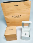 VIVARA - ELEGANTE PINGENTE EM PRATA DE LEI TEOR 925 ADORNADO POR CRISTAIS E FINO ACABAMENTO, COLEÇÃO LIFE. PERFEITO ESTADO DE CONSERVAÇÃO, ACONDICIONADO EM ESTOJO ORIGINAL SEM USO. MEDE APROX 1,8 X 0,8 CM.