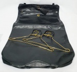 VICTOR HUGO - Charmoso porta ternos em couro legítimo preto de excepcional manufatura, acompanha dois cabides em metal dourado. Fechado mede aprox. 50 x 60 cm. e aberto 90 x 60 cm. Perfeito estado de conservação.