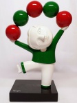 INOS CORRADIN com certificado - ''Equilibrista'' - Elegante e belíssima escultura em rara técnica de FiberGlass de excepcional qualidade escultórica, elegantemente montada sobre base de mesmo feitio. Assinado Inos na base. Perfeito estado de conservação. Mede 33 x 15,5 x 11 cm. Acompanha certificado de autenticidade emitido pelo artista e registrado em cartório. NOTA: Artista premiado e catalogado.1929 Nasce em 14 de novembro, em Vogogna, Piemonti, Itália. Com alguns meses seus pais transferem-se para Montreaux, Suíça Francesa, onde permanece até os 5 anos de idade. Depois, volta para a Itália, em Castelbado, Província de Padova, terra de seus pais, onde passa a infância e juventude. 1945 estuda pintura com o professor Tardivello. 1947Colabora com o pintor Pendini na execução de um mural alusivo aos mártires da resistência italiana, em Castelbaldo, Padova Itália. 1950Chega ao Brasil, estabelecendo-se em Jundiaí, São Paulo. 1951Conhece o pintor argentino Osvaldo Navarro que dirige o Atelier Cooperativa Politone na Vila Mariana, São Paulo. É convidado a fazer parte do núcleo artístico do qual participam, entre outros, os pintores: Ian Woronieki e Geraldo Trindade Leal e mais cinco pintores. 1952Convidado a participar do II Salão Paulista de arte moderna de São Paulo. 1953Chega a Salvador da Bahia com o pintor Trindade Leal. Conhece o grupo artístico baiano da época: Mário Cravo Júnior, Rubens Valentin, Aguinaldo dos Santos, Caribè, Raimundo de Oliveira, Pancetti, Jenner Augusto, Wilson Rocha e Mirabeau Sampaio, o crítico Wilson Rocha e o cantor e compositor Dorival Caymmi. 1954Convidado a participar do Salão Nacional de Arte Moderna do Rio de Janeiro.Osvaldo Gil Navarro o convida a participar da equipe de cenógrafos do Ballet do IV Centenário de São Paulo. Executa cenários para ballet e peças teatrais para Rugero Giacobbi e Aldo Cravo.1955Continua ativo como cenógrafo. 1957Começa uma nova fase de sua vida. Chega a Ibiúna, São Paulo, onde pinta e trabalha com os madeireiros que na época tinham na madeira sua principal fonte de economia, de onde extraia madeira para sua pequena fábrica de brinquedos. Nesta cidade, conhece o seu primeiro e mais importante marchand: Américo Reisfeld, que após cessar suas atividades é sucedido por seu genro, o Sr. Josef Bar-Tzion, que o representa em diversas exposições internacionais. 1960Casa-se com Maria Helena Rolin Carmelo com a qual teve três filhos. 1976É representado pela Sra. Carla Surian Albori com exclusividade européia. 1977Faz sua primeira exposição individual na Galeria de Arte André São Paulo, hoje denominada Nova André Galeria, onde trabalhou com exclusividade para André Blau, desde o começo da década de 60. 1979Contratado para pintar um cenário 8 x 11m para o teatro de Rovigo Itália 1990A Prefeitura de Jundiaí adquire 5 obras, com motivos religiosos, que estão expostos no Velório Municipal Adamastor Fernandes. 1993A Prefeitura Municipal de Jundiaí lhe presta uma homenagem pelos seus 40 Anos de Pintura, organizando uma exposição retrospectiva no Paço Municipal Nova Jundiaí, com obras emprestadas por inúmeros colecionadores. 1997Lança o livro La Visione Incantata na Nova André Galeria, em S.Paulo, com uma exposição. (livro lançado simultaneamente no Brasil e na Europa), lançado por Edas Edizioni DArte Surian. 2001Lança seu livro Venticinque Anni di mostre in Europa, lançado por Edas Edizioni DArte Surian. 2002A Companhia Italiana Costa Navegações lança ao mar o navio Costa Atlântica em Veneza e o contrata para decorar suas cabines com 800 serigrafias e 42 óleos sobre tela.Passa a fazer parte dos anais da Câmara Federal com discurso feito pelo Deputado Federal André Benassi ressaltando sua importância na pintura no Brasil e exterior. 2004Comemora 50 anos de pintura com uma super exposição no Hotel Intercontinental, na Al.Santos em S.Paulo, onde lançou seu livro 50 Anos de Pintura, editado por Auderi Martins. 2005É solicitado pela Prefeitura Municipal de Jundiaí, através do Prefeito Ary Fossen para criar um selo comemorativo dos 350 anos da cidade. Este selo também foi lançado pela Empresa Brasileira de Correios e Telégrafos. 2006É homenageado pela Associação Terapêutica de Estimulação Auditiva e Linguagem - ATEAL, juntamente com a Prefeitura Municipal de Jundiaí, em função de sua benemerência com as crianças assistidas dessa ONG, que inclusive reproduziram de forma singular algumas de suas obras. 2007Pinta o óleo sobre tela Tributo à Serra do Japi (l,80 x 9,00m), cuja réplica transformada num painel de 9,00 e 4,5 metros, encontra-se em exposição permanente na Rodoviária de Jundiaí, a convite do Prefeito Ary Fossen. 2008Lançamento do documentário INOS que traça um panorama de sua vida artística nos seus 56 anos de carreira, bem como curiosidades de sua vida pessoal. 2009Ano em que Inos completa 80 anos. As comemorações começaram em maio, na Itália, onde ele foi homenageado pela Prefeitura de Padova, através do Prefeito Flavio Zanonato, com uma exposição num Palácio Medieval do século XVI, na Salla della Gran Guardia na Piazza dei Signori.Em setembro, Inos fecha as comemorações com uma grande exposição na Nova André Galeria, onde trabalhou com exclusividade por 30 anos. Inos retorna à sua velha casa, depois de percorrer um longo caminho com mais de 200 exposições internacionais.Ainda em 2009,lança a 2ª edição do livro 50 Anos de Pintura com uma noite de autógrafos na Livraria da Vila, Al.Lorena em S.Paulo; 2010A Prefeitura de Jundiaí, por iniciativa do prefeito, Sr. Miguel Haddad, presta-lhe uma homenagem pelos seus 80 anos com uma exposição de esculturas e fotos de sua carreira ao lado de familiares e celebridades do mundo das artes, da música e da política nacional e internacional. O momento mais emocionante da homenagem foi o espetáculo musical, organizado por sua assessora Sandra Carnio, chamado Um concerto para Inos com músicas que retrataram momentos marcantes da vida do pintor, tendo à frente a cantora Clarina Fasanaro e músicos convidados.A convite do artista Ivald Granato passa a integrar o Grupo dos Onze (G11). O referido grupo é composto de renomados artistas da atualidade, dentre eles Cláudio Tozzi, Mario Gruber, Peticov, entre outros.A escultura O Saxofonista é escolhida para premiar sessenta grandes nomes da indústria musical brasileira no evento Expo Show Business, promovido por Tom Gomes. Dentre os premiados, Dody Serena, empresário do cantor Roberto Carlos, Guto Graça Mello, produtor musical da TV Globo, Marcelo Castello Branco, presidente da gravadora EMI e José Celso Guida, diretor geral da gravadora Biscoito Fino. 2011É homenageado com a exposição Gabinete de Arte Inos Corradin na Câmara Federal Brasília - DF , por ocasião do Momento Itália/Brasil. Inos que chegou ao Brasil na década de 50 é um símbolo da ligação e amizade entre brasileiros e italianos. 2013É homenageado na cidade de Padova - Itália, com o prêmio "Città di Padova 2013" pela sua trajetória artística.