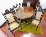 IMPECÁVEL CONJUNTO DE SALA DE JANTAR COMPOSTO POR UMA BELÍSSIMA MESA E OITO CADEIRAS, SENDO DUAS POLTRONAS COM BRAÇO. MESA COM EXTENSOR, SUSTENTADA POR ROBUSTOS PÉS, TORNEADOS E RECURVOS. CADEIRAS E POLTRONAS COM RICO ENTALHE, ASSENTO E ENCOSTO COM FINO E ELEGANTE ACABAMENTO COM PALHINHA NATURAL PRESERVADA. BRASIL INICIO DO SÉCULO XX. CONJUNTO EM PERFEITO ESTADO DE CONSERVAÇÃO. MEDE 77 x 195 x 110 cm ( com extensor 250 cm de comprimento) Cadeiras 107 x 44 x 42 cm aprox .