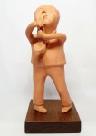 INOS CORRADIN com certificado - '' Saxofonista '' - Belíssima e rara Escultura em terracota patinada de excepcional  qualidade escultórica. Apoiada em base de madeira. Mede 35 x 15 x 15 CM. Assinada Inos. Perfeito estado de conservação, acompanha certificado emitido pelo artista autenticado em cartório. Artista premiado e catalogado. NOTA: Equilibrista foi o tema que consagrou o artista , tema esse muito desejado e hoje muito raro no mercado devido a alta procura . Valor de mercado para essa obra varia de 8 a 10 mil reais , oportunidade . Acompanha elegante moldura nova . 1929 Nasce em 14 de novembro, em Vogogna, Piemonti, Itália. Com alguns meses seus pais transferem-se para Montreaux, Suíça Francesa, onde permanece até os 5 anos de idade. Depois, volta para a Itália, em Castelbado, Província de Padova, terra de seus pais, onde passa a infância e juventude. 1945Estuda pintura com o professor Tardivello. 1947Colabora com o pintor Pendini na execução de um mural alusivo aos mártires da resistência italiana, em Castelbaldo, Padova Itália. 1950Chega ao Brasil, estabelecendo-se em Jundiaí, São Paulo. 1951Conhece o pintor argentino Osvaldo Navarro que dirige o Atelier Cooperativa Politone na Vila Mariana, São Paulo. É convidado a fazer parte do núcleo artístico do qual participam, entre outros, os pintores: Ian Woronieki e Geraldo Trindade Leal e mais cinco pintores. 1952Convidado a participar do II Salão Paulista de arte moderna de São Paulo. 1953Chega a Salvador da Bahia com o pintor Trindade Leal. Conhece o grupo artístico baiano da época: Mário Cravo Júnior, Rubens Valentin, Aguinaldo dos Santos, Caribè, Raimundo de Oliveira, Pancetti, Jenner Augusto, Wilson Rocha e Mirabeau Sampaio, o crítico Wilson Rocha e o cantor e compositor Dorival Caymmi. 1954Convidado a participar do Salão Nacional de Arte Moderna do Rio de Janeiro.Osvaldo Gil Navarro o convida a participar da equipe de cenógrafos do Ballet do IV Centenário de São Paulo. Executa cenários para ballet e peças teatrais para Rugero Giacobbi e Aldo Cravo.1955Continua ativo como cenógrafo. 1957Começa uma nova fase de sua vida. Chega a Ibiúna, São Paulo, onde pinta e trabalha com os madeireiros que na época tinham na madeira sua principal fonte de economia, de onde extraia madeira para sua pequena fábrica de brinquedos. Nesta cidade, conhece o seu primeiro e mais importante marchand: Américo Reisfeld, que após cessar suas atividades é sucedido por seu genro, o Sr. Josef Bar-Tzion, que o representa em diversas exposições internacionais. 1960Casa-se com Maria Helena Rolin Carmelo com a qual teve três filhos. 1976É representado pela Sra. Carla Surian Albori com exclusividade européia. 1977Faz sua primeira exposição individual na Galeria de Arte André São Paulo, hoje denominada Nova André Galeria, onde trabalhou com exclusividade para André Blau, desde o começo da década de 60. 1979Contratado para pintar um cenário 8 x 11m para o teatro de Rovigo Itália 1990A Prefeitura de Jundiaí adquire 5 obras, com motivos religiosos, que estão expostos no Velório Municipal Adamastor Fernandes. 1993A Prefeitura Municipal de Jundiaí lhe presta uma homenagem pelos seus 40 Anos de Pintura, organizando uma exposição retrospectiva no Paço Municipal Nova Jundiaí, com obras emprestadas por inúmeros colecionadores. 1997Lança o livro La Visione Incantata na Nova André Galeria, em S.Paulo, com uma exposição. (livro lançado simultaneamente no Brasil e na Europa), lançado por Edas Edizioni DArte Surian. 2001Lança seu livro Venticinque Anni di mostre in Europa, lançado por Edas Edizioni DArte Surian. 2002A Companhia Italiana Costa Navegações lança ao mar o navio Costa Atlântica em Veneza e o contrata para decorar suas cabines com 800 serigrafias e 42 óleos sobre tela.Passa a fazer parte dos anais da Câmara Federal com discurso feito pelo Deputado Federal André Benassi ressaltando sua importância na pintura no Brasil e exterior. 2004Comemora 50 anos de pintura com uma super exposição no Hotel Intercontinental, na Al.Santos em S.Paulo, onde lançou seu livro 50 Anos de Pintura, editado por Auderi Martins. 2005É solicitado pela Prefeitura Municipal de Jundiaí, através do Prefeito Ary Fossen para criar um selo comemorativo dos 350 anos da cidade. Este selo também foi lançado pela Empresa Brasileira de Correios e Telégrafos. 2006É homenageado pela Associação Terapêutica de Estimulação Auditiva e Linguagem - ATEAL, juntamente com a Prefeitura Municipal de Jundiaí, em função de sua benemerência com as crianças assistidas dessa ONG, que inclusive reproduziram de forma singular algumas de suas obras. 2007Pinta o óleo sobre tela Tributo à Serra do Japi (l,80 x 9,00m), cuja réplica transformada num painel de 9,00 e 4,5 metros, encontra-se em exposição permanente na Rodoviária de Jundiaí, a convite do Prefeito Ary Fossen. 2008Lançamento do documentário INOS que traça um panorama de sua vida artística nos seus 56 anos de carreira, bem como curiosidades de sua vida pessoal. 2009Ano em que Inos completa 80 anos. As comemorações começaram em maio, na Itália, onde ele foi homenageado pela Prefeitura de Padova, através do Prefeito Flavio Zanonato, com uma exposição num Palácio Medieval do século XVI, na Salla della Gran Guardia na Piazza dei Signori.Em setembro, Inos fecha as comemorações com uma grande exposição na Nova André Galeria, onde trabalhou com exclusividade por 30 anos. Inos retorna à sua velha casa, depois de percorrer um longo caminho com mais de 200 exposições internacionais.Ainda em 2009,lança a 2ª edição do livro 50 Anos de Pintura com uma noite de autógrafos na Livraria da Vila, Al.Lorena em S.Paulo; 2010A Prefeitura de Jundiaí, por iniciativa do prefeito, Sr. Miguel Haddad, presta-lhe uma homenagem pelos seus 80 anos com uma exposição de esculturas e fotos de sua carreira ao lado de familiares e celebridades do mundo das artes, da música e da política nacional e internacional. O momento mais emocionante da homenagem foi o espetáculo musical, organizado por sua assessora Sandra Carnio, chamado Um concerto para Inos com músicas que retrataram momentos marcantes da vida do pintor, tendo à frente a cantora Clarina Fasanaro e músicos convidados.A convite do artista Ivald Granato passa a integrar o Grupo dos Onze (G11). O referido grupo é composto de renomados artistas da atualidade, dentre eles Cláudio Tozzi, Mario Gruber, Peticov, entre outros.A escultura O Saxofonista é escolhida para premiar sessenta grandes nomes da indústria musical brasileira no evento Expo Show Business, promovido por Tom Gomes. Dentre os premiados, Dody Serena, empresário do cantor Roberto Carlos, Guto Graça Mello, produtor musical da TV Globo, Marcelo Castello Branco, presidente da gravadora EMI e José Celso Guida, diretor geral da gravadora Biscoito Fino. 2011É homenageado com a exposição Gabinete de Arte Inos Corradin na Câmara Federal Brasília - DF , por ocasião do Momento Itália/Brasil. Inos que chegou ao Brasil na década de 50 é um símbolo da ligação e amizade entre brasileiros e italianos. 2013É homenageado na cidade de Padova - Itália, com o prêmio "Città di Padova 2013" pela sua trajetória artística.