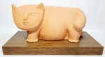 INOS CORRADIN com certificado - Rara e linda grande escultura em terracota de excelente qualidade escultórica, representando simpático e belo gato, montado sobre base em madeira. Assinado Inos em perfeito estado de conservação. Mede 19 x 38 x 20 cm. Acompanha certificado de autenticidade emitido pelo artista, autenticado em cartório. Artista premiado e catalogado. NOTA: Artista premiado e catalogado.1929 Nasce em 14 de novembro, em Vogogna, Piemonti, Itália. Com alguns meses seus pais transferem-se para Montreaux, Suíça Francesa, onde permanece até os 5 anos de idade. Depois, volta para a Itália, em Castelbado, Província de Padova, terra de seus pais, onde passa a infância e juventude. 1945Estuda pintura com o professor Tardivello. 1947Colabora com o pintor Pendini na execução de um mural alusivo aos mártires da resistência italiana, em Castelbaldo, Padova Itália. 1950Chega ao Brasil, estabelecendo-se em Jundiaí, São Paulo. 1951Conhece o pintor argentino Osvaldo Navarro que dirige o Atelier Cooperativa Politone na Vila Mariana, São Paulo. É convidado a fazer parte do núcleo artístico do qual participam, entre outros, os pintores: Ian Woronieki e Geraldo Trindade Leal e mais cinco pintores. 1952Convidado a participar do II Salão Paulista de arte moderna de São Paulo. 1953Chega a Salvador da Bahia com o pintor Trindade Leal. Conhece o grupo artístico baiano da época: Mário Cravo Júnior, Rubens Valentin, Aguinaldo dos Santos, Caribè, Raimundo de Oliveira, Pancetti, Jenner Augusto, Wilson Rocha e Mirabeau Sampaio, o crítico Wilson Rocha e o cantor e compositor Dorival Caymmi. 1954Convidado a participar do Salão Nacional de Arte Moderna do Rio de Janeiro.Osvaldo Gil Navarro o convida a participar da equipe de cenógrafos do Ballet do IV Centenário de São Paulo. Executa cenários para ballet e peças teatrais para Rugero Giacobbi e Aldo Cravo.1955Continua ativo como cenógrafo. 1957Começa uma nova fase de sua vida. Chega a Ibiúna, São Paulo, onde pinta e trabalha com os madeireiros que na época tinham na madeira sua principal fonte de economia, de onde extraia madeira para sua pequena fábrica de brinquedos. Nesta cidade, conhece o seu primeiro e mais importante marchand: Américo Reisfeld, que após cessar suas atividades é sucedido por seu genro, o Sr. Josef Bar-Tzion, que o representa em diversas exposições internacionais. 1960Casa-se com Maria Helena Rolin Carmelo com a qual teve três filhos. 1976É representado pela Sra. Carla Surian Albori com exclusividade européia. 1977Faz sua primeira exposição individual na Galeria de Arte André São Paulo, hoje denominada Nova André Galeria, onde trabalhou com exclusividade para André Blau, desde o começo da década de 60. 1979Contratado para pintar um cenário 8 x 11m para o teatro de Rovigo Itália 1990A Prefeitura de Jundiaí adquire 5 obras, com motivos religiosos, que estão expostos no Velório Municipal Adamastor Fernandes. 1993A Prefeitura Municipal de Jundiaí lhe presta uma homenagem pelos seus 40 Anos de Pintura, organizando uma exposição retrospectiva no Paço Municipal Nova Jundiaí, com obras emprestadas por inúmeros colecionadores. 1997Lança o livro La Visione Incantata na Nova André Galeria, em S.Paulo, com uma exposição. (livro lançado simultaneamente no Brasil e na Europa), lançado por Edas Edizioni DArte Surian. 2001Lança seu livro Venticinque Anni di mostre in Europa, lançado por Edas Edizioni DArte Surian. 2002A Companhia Italiana Costa Navegações lança ao mar o navio Costa Atlântica em Veneza e o contrata para decorar suas cabines com 800 serigrafias e 42 óleos sobre tela.Passa a fazer parte dos anais da Câmara Federal com discurso feito pelo Deputado Federal André Benassi ressaltando sua importância na pintura no Brasil e exterior. 2004Comemora 50 anos de pintura com uma super exposição no Hotel Intercontinental, na Al.Santos em S.Paulo, onde lançou seu livro 50 Anos de Pintura, editado por Auderi Martins. 2005É solicitado pela Prefeitura Municipal de Jundiaí, através do Prefeito Ary Fossen para criar um selo comemorativo dos 350 anos da cidade. Este selo também foi lançado pela Empresa Brasileira de Correios e Telégrafos. 2006É homenageado pela Associação Terapêutica de Estimulação Auditiva e Linguagem - ATEAL, juntamente com a Prefeitura Municipal de Jundiaí, em função de sua benemerência com as crianças assistidas dessa ONG, que inclusive reproduziram de forma singular algumas de suas obras. 2007Pinta o óleo sobre tela Tributo à Serra do Japi (l,80 x 9,00m), cuja réplica transformada num painel de 9,00 e 4,5 metros, encontra-se em exposição permanente na Rodoviária de Jundiaí, a convite do Prefeito Ary Fossen. 2008Lançamento do documentário INOS que traça um panorama de sua vida artística nos seus 56 anos de carreira, bem como curiosidades de sua vida pessoal. 2009Ano em que Inos completa 80 anos. As comemorações começaram em maio, na Itália, onde ele foi homenageado pela Prefeitura de Padova, através do Prefeito Flavio Zanonato, com uma exposição num Palácio Medieval do século XVI, na Salla della Gran Guardia na Piazza dei Signori.Em setembro, Inos fecha as comemorações com uma grande exposição na Nova André Galeria, onde trabalhou com exclusividade por 30 anos. Inos retorna à sua velha casa, depois de percorrer um longo caminho com mais de 200 exposições internacionais.Ainda em 2009,lança a 2ª edição do livro 50 Anos de Pintura com uma noite de autógrafos na Livraria da Vila, Al.Lorena em S.Paulo; 2010A Prefeitura de Jundiaí, por iniciativa do prefeito, Sr. Miguel Haddad, presta-lhe uma homenagem pelos seus 80 anos com uma exposição de esculturas e fotos de sua carreira ao lado de familiares e celebridades do mundo das artes, da música e da política nacional e internacional. O momento mais emocionante da homenagem foi o espetáculo musical, organizado por sua assessora Sandra Carnio, chamado Um concerto para Inos com músicas que retrataram momentos marcantes da vida do pintor, tendo à frente a cantora Clarina Fasanaro e músicos convidados.A convite do artista Ivald Granato passa a integrar o Grupo dos Onze (G11). O referido grupo é composto de renomados artistas da atualidade, dentre eles Cláudio Tozzi, Mario Gruber, Peticov, entre outros.A escultura O Saxofonista é escolhida para premiar sessenta grandes nomes da indústria musical brasileira no evento Expo Show Business, promovido por Tom Gomes. Dentre os premiados, Dody Serena, empresário do cantor Roberto Carlos, Guto Graça Mello, produtor musical da TV Globo, Marcelo Castello Branco, presidente da gravadora EMI e José Celso Guida, diretor geral da gravadora Biscoito Fino. 2011É homenageado com a exposição Gabinete de Arte Inos Corradin na Câmara Federal Brasília - DF , por ocasião do Momento Itália/Brasil. Inos que chegou ao Brasil na década de 50 é um símbolo da ligação e amizade entre brasileiros e italianos. 2013É homenageado na cidade de Padova - Itália, com o prêmio "Città di Padova 2013" pela sua trajetória artística.