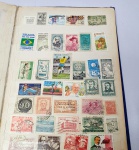Rara coleção de exatos 570 selos antigos de diversos países do mundo de todos os continentes. Acondicionados em álbum medindo 21 x 31 cm. Excelente estado de conservação.