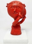 INOS CORRADIN com certificado - ''Menina com Pássaro'' - Elegante e belíssima escultura em terracota patinada de excelente qualidade escultórica, elegantemente montada sobre base de mármore nacional dito carrarinha. Assinado Inos. Perfeito estado de conservação. Mede 17,5 x 10 x 10 cm. Acompanha certificado de autenticidade emitido pelo artista e registrado em cartório. NOTA: Artista premiado e catalogado.1929 Nasce em 14 de novembro, em Vogogna, Piemonti, Itália. Com alguns meses seus pais transferem-se para Montreaux, Suíça Francesa, onde permanece até os 5 anos de idade. Depois, volta para a Itália, em Castelbado, Província de Padova, terra de seus pais, onde passa a infância e juventude. 1945Estuda pintura com o professor Tardivello. 1947Colabora com o pintor Pendini na execução de um mural alusivo aos mártires da resistência italiana, em Castelbaldo, Padova Itália. 1950Chega ao Brasil, estabelecendo-se em Jundiaí, São Paulo. 1951Conhece o pintor argentino Osvaldo Navarro que dirige o Atelier Cooperativa Politone na Vila Mariana, São Paulo. É convidado a fazer parte do núcleo artístico do qual participam, entre outros, os pintores: Ian Woronieki e Geraldo Trindade Leal e mais cinco pintores. 1952Convidado a participar do II Salão Paulista de arte moderna de São Paulo. 1953Chega a Salvador da Bahia com o pintor Trindade Leal. Conhece o grupo artístico baiano da época: Mário Cravo Júnior, Rubens Valentin, Aguinaldo dos Santos, Caribè, Raimundo de Oliveira, Pancetti, Jenner Augusto, Wilson Rocha e Mirabeau Sampaio, o crítico Wilson Rocha e o cantor e compositor Dorival Caymmi. 1954Convidado a participar do Salão Nacional de Arte Moderna do Rio de Janeiro.Osvaldo Gil Navarro o convida a participar da equipe de cenógrafos do Ballet do IV Centenário de São Paulo. Executa cenários para ballet e peças teatrais para Rugero Giacobbi e Aldo Cravo.1955Continua ativo como cenógrafo. 1957Começa uma nova fase de sua vida. Chega a Ibiúna, São Paulo, onde pinta e trabalha com os madeireiros que na época tinham na madeira sua principal fonte de economia, de onde extraia madeira para sua pequena fábrica de brinquedos. Nesta cidade, conhece o seu primeiro e mais importante marchand: Américo Reisfeld, que após cessar suas atividades é sucedido por seu genro, o Sr. Josef Bar-Tzion, que o representa em diversas exposições internacionais. 1960Casa-se com Maria Helena Rolin Carmelo com a qual teve três filhos. 1976É representado pela Sra. Carla Surian Albori com exclusividade européia. 1977Faz sua primeira exposição individual na Galeria de Arte André São Paulo, hoje denominada Nova André Galeria, onde trabalhou com exclusividade para André Blau, desde o começo da década de 60. 1979Contratado para pintar um cenário 8 x 11m para o teatro de Rovigo Itália 1990A Prefeitura de Jundiaí adquire 5 obras, com motivos religiosos, que estão expostos no Velório Municipal Adamastor Fernandes. 1993A Prefeitura Municipal de Jundiaí lhe presta uma homenagem pelos seus 40 Anos de Pintura, organizando uma exposição retrospectiva no Paço Municipal Nova Jundiaí, com obras emprestadas por inúmeros colecionadores. 1997Lança o livro La Visione Incantata na Nova André Galeria, em S.Paulo, com uma exposição. (livro lançado simultaneamente no Brasil e na Europa), lançado por Edas Edizioni DArte Surian. 2001Lança seu livro Venticinque Anni di mostre in Europa, lançado por Edas Edizioni DArte Surian. 2002A Companhia Italiana Costa Navegações lança ao mar o navio Costa Atlântica em Veneza e o contrata para decorar suas cabines com 800 serigrafias e 42 óleos sobre tela.Passa a fazer parte dos anais da Câmara Federal com discurso feito pelo Deputado Federal André Benassi ressaltando sua importância na pintura no Brasil e exterior. 2004Comemora 50 anos de pintura com uma super exposição no Hotel Intercontinental, na Al.Santos em S.Paulo, onde lançou seu livro 50 Anos de Pintura, editado por Auderi Martins. 2005É solicitado pela Prefeitura Municipal de Jundiaí, através do Prefeito Ary Fossen para criar um selo comemorativo dos 350 anos da cidade. Este selo também foi lançado pela Empresa Brasileira de Correios e Telégrafos. 2006É homenageado pela Associação Terapêutica de Estimulação Auditiva e Linguagem - ATEAL, juntamente com a Prefeitura Municipal de Jundiaí, em função de sua benemerência com as crianças assistidas dessa ONG, que inclusive reproduziram de forma singular algumas de suas obras. 2007Pinta o óleo sobre tela Tributo à Serra do Japi (l,80 x 9,00m), cuja réplica transformada num painel de 9,00 e 4,5 metros, encontra-se em exposição permanente na Rodoviária de Jundiaí, a convite do Prefeito Ary Fossen. 2008Lançamento do documentário INOS que traça um panorama de sua vida artística nos seus 56 anos de carreira, bem como curiosidades de sua vida pessoal. 2009Ano em que Inos completa 80 anos. As comemorações começaram em maio, na Itália, onde ele foi homenageado pela Prefeitura de Padova, através do Prefeito Flavio Zanonato, com uma exposição num Palácio Medieval do século XVI, na Salla della Gran Guardia na Piazza dei Signori.Em setembro, Inos fecha as comemorações com uma grande exposição na Nova André Galeria, onde trabalhou com exclusividade por 30 anos. Inos retorna à sua velha casa, depois de percorrer um longo caminho com mais de 200 exposições internacionais.Ainda em 2009,lança a 2ª edição do livro 50 Anos de Pintura com uma noite de autógrafos na Livraria da Vila, Al.Lorena em S.Paulo; 2010A Prefeitura de Jundiaí, por iniciativa do prefeito, Sr. Miguel Haddad, presta-lhe uma homenagem pelos seus 80 anos com uma exposição de esculturas e fotos de sua carreira ao lado de familiares e celebridades do mundo das artes, da música e da política nacional e internacional. O momento mais emocionante da homenagem foi o espetáculo musical, organizado por sua assessora Sandra Carnio, chamado Um concerto para Inos com músicas que retrataram momentos marcantes da vida do pintor, tendo à frente a cantora Clarina Fasanaro e músicos convidados.A convite do artista Ivald Granato passa a integrar o Grupo dos Onze (G11). O referido grupo é composto de renomados artistas da atualidade, dentre eles Cláudio Tozzi, Mario Gruber, Peticov, entre outros.A escultura O Saxofonista é escolhida para premiar sessenta grandes nomes da indústria musical brasileira no evento Expo Show Business, promovido por Tom Gomes. Dentre os premiados, Dody Serena, empresário do cantor Roberto Carlos, Guto Graça Mello, produtor musical da TV Globo, Marcelo Castello Branco, presidente da gravadora EMI e José Celso Guida, diretor geral da gravadora Biscoito Fino. 2011É homenageado com a exposição Gabinete de Arte Inos Corradin na Câmara Federal Brasília - DF , por ocasião do Momento Itália/Brasil. Inos que chegou ao Brasil na década de 50 é um símbolo da ligação e amizade entre brasileiros e italianos. 2013É homenageado na cidade de Padova - Itália, com o prêmio "Città di Padova 2013" pela sua trajetória artística.