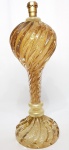 MURANO - Majestoso e raríssimo lindo abajur em vidro artístico de Murano, design exclusivo dito ´´Sorga´´ de lindíssima tonalidade Âmbar Claro, feitio gomado rico em movimentos com bolhas e pó de ouro. Perfeito estado de conservação, fiação nova. Mede 52,5 cm de altura x 19 cm de diâmetro. Itália século XX .