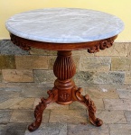 MAGNIFICA MESA AUXILIAR FINAMENTE EXECUTADA EM MADEIRA NOBRE COM RIQUISSIMO ENTALHE FLORAL , ELEGANTES PÉS RECURVOS E FINO ACABAMENTO COM EXCLUSIVO MÁRMORE EUROPEU. BRASIL SÉCULO XIX. PERFEITO ESTADO DE CONSERVAÇÃO. MEDE 78 CM DE ALTURA X 70 CM DE DIÂMETRO.