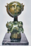 INOS CORRADIN com certificado - ''Menina com Gato'' - Elegante e belíssima escultura em terracota patinada de excelente qualidade escultórica, elegantemente montada sobre base de mármore espanhol dito Nero Marquina. Assinado Inos. Perfeito estado de conservação. Mede 25,5 x 15 x 15 cm. Acompanha certificado de autenticidade emitido pelo artista e registrado em cartório. NOTA: Artista premiado e catalogado.1929 Nasce em 14 de novembro, em Vogogna, Piemonti, Itália. Com alguns meses seus pais transferem-se para Montreaux, Suíça Francesa, onde permanece até os 5 anos de idade. Depois, volta para a Itália, em Castelbado, Província de Padova, terra de seus pais, onde passa a infância e juventude. 1945 estuda pintura com o professor Tardivello. 1947Colabora com o pintor Pendini na execução de um mural alusivo aos mártires da resistência italiana, em Castelbaldo, Padova Itália. 1950Chega ao Brasil, estabelecendo-se em Jundiaí, São Paulo. 1951Conhece o pintor argentino Osvaldo Navarro que dirige o Atelier Cooperativa Politone na Vila Mariana, São Paulo. É convidado a fazer parte do núcleo artístico do qual participam, entre outros, os pintores: Ian Woronieki e Geraldo Trindade Leal e mais cinco pintores. 1952Convidado a participar do II Salão Paulista de arte moderna de São Paulo. 1953Chega a Salvador da Bahia com o pintor Trindade Leal. Conhece o grupo artístico baiano da época: Mário Cravo Júnior, Rubens Valentin, Aguinaldo dos Santos, Caribè, Raimundo de Oliveira, Pancetti, Jenner Augusto, Wilson Rocha e Mirabeau Sampaio, o crítico Wilson Rocha e o cantor e compositor Dorival Caymmi. 1954Convidado a participar do Salão Nacional de Arte Moderna do Rio de Janeiro.Osvaldo Gil Navarro o convida a participar da equipe de cenógrafos do Ballet do IV Centenário de São Paulo. Executa cenários para ballet e peças teatrais para Rugero Giacobbi e Aldo Cravo.1955Continua ativo como cenógrafo. 1957Começa uma nova fase de sua vida. Chega a Ibiúna, São Paulo, onde pinta e trabalha com os madeireiros que na época tinham na madeira sua principal fonte de economia, de onde extraia madeira para sua pequena fábrica de brinquedos. Nesta cidade, conhece o seu primeiro e mais importante marchand: Américo Reisfeld, que após cessar suas atividades é sucedido por seu genro, o Sr. Josef Bar-Tzion, que o representa em diversas exposições internacionais. 1960Casa-se com Maria Helena Rolin Carmelo com a qual teve três filhos. 1976É representado pela Sra. Carla Surian Albori com exclusividade européia. 1977Faz sua primeira exposição individual na Galeria de Arte André São Paulo, hoje denominada Nova André Galeria, onde trabalhou com exclusividade para André Blau, desde o começo da década de 60. 1979Contratado para pintar um cenário 8 x 11m para o teatro de Rovigo Itália 1990A Prefeitura de Jundiaí adquire 5 obras, com motivos religiosos, que estão expostos no Velório Municipal Adamastor Fernandes. 1993A Prefeitura Municipal de Jundiaí lhe presta uma homenagem pelos seus 40 Anos de Pintura, organizando uma exposição retrospectiva no Paço Municipal Nova Jundiaí, com obras emprestadas por inúmeros colecionadores. 1997Lança o livro La Visione Incantata na Nova André Galeria, em S.Paulo, com uma exposição. (livro lançado simultaneamente no Brasil e na Europa), lançado por Edas Edizioni DArte Surian. 2001Lança seu livro Venticinque Anni di mostre in Europa, lançado por Edas Edizioni DArte Surian. 2002A Companhia Italiana Costa Navegações lança ao mar o navio Costa Atlântica em Veneza e o contrata para decorar suas cabines com 800 serigrafias e 42 óleos sobre tela.Passa a fazer parte dos anais da Câmara Federal com discurso feito pelo Deputado Federal André Benassi ressaltando sua importância na pintura no Brasil e exterior. 2004Comemora 50 anos de pintura com uma super exposição no Hotel Intercontinental, na Al.Santos em S.Paulo, onde lançou seu livro 50 Anos de Pintura, editado por Auderi Martins. 2005É solicitado pela Prefeitura Municipal de Jundiaí, através do Prefeito Ary Fossen para criar um selo comemorativo dos 350 anos da cidade. Este selo também foi lançado pela Empresa Brasileira de Correios e Telégrafos. 2006É homenageado pela Associação Terapêutica de Estimulação Auditiva e Linguagem - ATEAL, juntamente com a Prefeitura Municipal de Jundiaí, em função de sua benemerência com as crianças assistidas dessa ONG, que inclusive reproduziram de forma singular algumas de suas obras. 2007Pinta o óleo sobre tela Tributo à Serra do Japi (l,80 x 9,00m), cuja réplica transformada num painel de 9,00 e 4,5 metros, encontra-se em exposição permanente na Rodoviária de Jundiaí, a convite do Prefeito Ary Fossen. 2008Lançamento do documentário INOS que traça um panorama de sua vida artística nos seus 56 anos de carreira, bem como curiosidades de sua vida pessoal. 2009Ano em que Inos completa 80 anos. As comemorações começaram em maio, na Itália, onde ele foi homenageado pela Prefeitura de Padova, através do Prefeito Flavio Zanonato, com uma exposição num Palácio Medieval do século XVI, na Salla della Gran Guardia na Piazza dei Signori.Em setembro, Inos fecha as comemorações com uma grande exposição na Nova André Galeria, onde trabalhou com exclusividade por 30 anos. Inos retorna à sua velha casa, depois de percorrer um longo caminho com mais de 200 exposições internacionais.Ainda em 2009,lança a 2ª edição do livro 50 Anos de Pintura com uma noite de autógrafos na Livraria da Vila, Al.Lorena em S.Paulo; 2010A Prefeitura de Jundiaí, por iniciativa do prefeito, Sr. Miguel Haddad, presta-lhe uma homenagem pelos seus 80 anos com uma exposição de esculturas e fotos de sua carreira ao lado de familiares e celebridades do mundo das artes, da música e da política nacional e internacional. O momento mais emocionante da homenagem foi o espetáculo musical, organizado por sua assessora Sandra Carnio, chamado Um concerto para Inos com músicas que retrataram momentos marcantes da vida do pintor, tendo à frente a cantora Clarina Fasanaro e músicos convidados.A convite do artista Ivald Granato passa a integrar o Grupo dos Onze (G11). O referido grupo é composto de renomados artistas da atualidade, dentre eles Cláudio Tozzi, Mario Gruber, Peticov, entre outros.A escultura O Saxofonista é escolhida para premiar sessenta grandes nomes da indústria musical brasileira no evento Expo Show Business, promovido por Tom Gomes. Dentre os premiados, Dody Serena, empresário do cantor Roberto Carlos, Guto Graça Mello, produtor musical da TV Globo, Marcelo Castello Branco, presidente da gravadora EMI e José Celso Guida, diretor geral da gravadora Biscoito Fino. 2011É homenageado com a exposição Gabinete de Arte Inos Corradin na Câmara Federal Brasília - DF , por ocasião do Momento Itália/Brasil. Inos que chegou ao Brasil na década de 50 é um símbolo da ligação e amizade entre brasileiros e italianos. 2013É homenageado na cidade de Padova - Itália, com o prêmio "Città di Padova 2013" pela sua trajetória artística.
