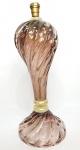 MURANO - Majestoso e raríssimo lindo abajur em vidro artístico de Murano, design exclusivo dito ´´Sorga´´ de lindíssima tonalidade Ametista, feitio gomado rico em movimentos com bolhas e pó de ouro. Perfeito estado de conservação, fiação nova. Mede 54 cm de altura x 22 cm de diâmetro . Itália século XX .