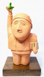 INOS CORRADIN com certificado - '' SOLTANDO OS PÁSSAROS '´- Raríssima e belíssima Escultura finamente executada em terra cota patinada de excelente qualidade escultórica elegantemente montada sobre base de madeira. Assinado em perfeito estado de conservação. Mede 31 x 12 x 17 cm. Acompanha certificado de autenticidade emitido pelo artista, autenticado em cartório. Artista premiado e catalogado. NOTA SOBRE O ARTISTA: 1929 Nasce em 14 de novembro, em Vogogna, Piemonti, Itália. Com alguns meses seus pais transferem-se para Montreaux, Suíça Francesa, onde permanece até os 5 anos de idade. Depois, volta para a Itália, em Castelbado, Província de Padova, terra de seus pais, onde passa a infância e juventude. 1945Estuda pintura com o professor Tardivello. 1947Colabora com o pintor Pendini na execução de um mural alusivo aos mártires da resistência italiana, em Castelbaldo, Padova Itália. 1950Chega ao Brasil, estabelecendo-se em Jundiaí, São Paulo. 1951Conhece o pintor argentino Osvaldo Navarro que dirige o Atelier Cooperativa Politone na Vila Mariana, São Paulo. É convidado a fazer parte do núcleo artístico do qual participam, entre outros, os pintores: Ian Woronieki e Geraldo Trindade Leal e mais cinco pintores. 1952Convidado a participar do II Salão Paulista de arte moderna de São Paulo. 1953Chega a Salvador da Bahia com o pintor Trindade Leal. Conhece o grupo artístico baiano da época: Mário Cravo Júnior, Rubens Valentin, Aguinaldo dos Santos, Caribè, Raimundo de Oliveira, Pancetti, Jenner Augusto, Wilson Rocha e Mirabeau Sampaio, o crítico Wilson Rocha e o cantor e compositor Dorival Caymmi. 1954Convidado a participar do Salão Nacional de Arte Moderna do Rio de Janeiro.Osvaldo Gil Navarro o convida a participar da equipe de cenógrafos do Ballet do IV Centenário de São Paulo. Executa cenários para ballet e peças teatrais para Rugero Giacobbi e Aldo Cravo.1955Continua ativo como cenógrafo. 1957Começa uma nova fase de sua vida. Chega a Ibiúna, São Paulo, onde pinta e trabalha com os madeireiros que na época tinham na madeira sua principal fonte de economia, de onde extraia madeira para sua pequena fábrica de brinquedos. Nesta cidade, conhece o seu primeiro e mais importante marchand: Américo Reisfeld, que após cessar suas atividades é sucedido por seu genro, o Sr. Josef Bar-Tzion, que o representa em diversas exposições internacionais. 1960Casa-se com Maria Helena Rolin Carmelo com a qual teve três filhos. 1976É representado pela Sra. Carla Surian Albori com exclusividade européia. 1977Faz sua primeira exposição individual na Galeria de Arte André São Paulo, hoje denominada Nova André Galeria, onde trabalhou com exclusividade para André Blau, desde o começo da década de 60. 1979Contratado para pintar um cenário 8 x 11m para o teatro de Rovigo Itália 1990A Prefeitura de Jundiaí adquire 5 obras, com motivos religiosos, que estão expostos no Velório Municipal Adamastor Fernandes. 1993A Prefeitura Municipal de Jundiaí lhe presta uma homenagem pelos seus 40 Anos de Pintura, organizando uma exposição retrospectiva no Paço Municipal Nova Jundiaí, com obras emprestadas por inúmeros colecionadores. 1997Lança o livro La Visione Incantata na Nova André Galeria, em S.Paulo, com uma exposição. (livro lançado simultaneamente no Brasil e na Europa), lançado por Edas Edizioni DArte Surian. 2001Lança seu livro Venticinque Anni di mostre in Europa, lançado por Edas Edizioni DArte Surian. 2002A Companhia Italiana Costa Navegações lança ao mar o navio Costa Atlântica em Veneza e o contrata para decorar suas cabines com 800 serigrafias e 42 óleos sobre tela.Passa a fazer parte dos anais da Câmara Federal com discurso feito pelo Deputado Federal André Benassi ressaltando sua importância na pintura no Brasil e exterior. 2004Comemora 50 anos de pintura com uma super exposição no Hotel Intercontinental, na Al.Santos em S.Paulo, onde lançou seu livro 50 Anos de Pintura, editado por Auderi Martins. 2005É solicitado pela Prefeitura Municipal de Jundiaí, através do Prefeito Ary Fossen para criar um selo comemorativo dos 350 anos da cidade. Este selo também foi lançado pela Empresa Brasileira de Correios e Telégrafos. 2006É homenageado pela Associação Terapêutica de Estimulação Auditiva e Linguagem - ATEAL, juntamente com a Prefeitura Municipal de Jundiaí, em função de sua benemerência com as crianças assistidas dessa ONG, que inclusive reproduziram de forma singular algumas de suas obras. 2007Pinta o óleo sobre tela Tributo à Serra do Japi (l,80 x 9,00m), cuja réplica transformada num painel de 9,00 e 4,5 metros, encontra-se em exposição permanente na Rodoviária de Jundiaí, a convite do Prefeito Ary Fossen. 2008Lançamento do documentário INOS que traça um panorama de sua vida artística nos seus 56 anos de carreira, bem como curiosidades de sua vida pessoal. 2009Ano em que Inos completa 80 anos. As comemorações começaram em maio, na Itália, onde ele foi homenageado pela Prefeitura de Padova, através do Prefeito Flavio Zanonato, com uma exposição num Palácio Medieval do século XVI, na Salla della Gran Guardia na Piazza dei Signori.Em setembro, Inos fecha as comemorações com uma grande exposição na Nova André Galeria, onde trabalhou com exclusividade por 30 anos. Inos retorna à sua velha casa, depois de percorrer um longo caminho com mais de 200 exposições internacionais.Ainda em 2009,lança a 2ª edição do livro 50 Anos de Pintura com uma noite de autógrafos na Livraria da Vila, Al.Lorena em S.Paulo; 2010A Prefeitura de Jundiaí, por iniciativa do prefeito, Sr. Miguel Haddad, presta-lhe uma homenagem pelos seus 80 anos com uma exposição de esculturas e fotos de sua carreira ao lado de familiares e celebridades do mundo das artes, da música e da política nacional e internacional. O momento mais emocionante da homenagem foi o espetáculo musical, organizado por sua assessora Sandra Carnio, chamado Um concerto para Inos com músicas que retrataram momentos marcantes da vida do pintor, tendo à frente a cantora Clarina Fasanaro e músicos convidados.A convite do artista Ivald Granato passa a integrar o Grupo dos Onze (G11). O referido grupo é composto de renomados artistas da atualidade, dentre eles Cláudio Tozzi, Mario Gruber, Peticov, entre outros.A escultura O Saxofonista é escolhida para premiar sessenta grandes nomes da indústria musical brasileira no evento Expo Show Business, promovido por Tom Gomes. Dentre os premiados, Dody Serena, empresário do cantor Roberto Carlos, Guto Graça Mello, produtor musical da TV Globo, Marcelo Castello Branco, presidente da gravadora EMI e José Celso Guida, diretor geral da gravadora Biscoito Fino. 2011É homenageado com a exposição Gabinete de Arte Inos Corradin na Câmara Federal Brasília - DF , por ocasião do Momento Itália/Brasil. Inos que chegou ao Brasil na década de 50 é um símbolo da ligação e amizade entre brasileiros e italianos. 2013É homenageado na cidade de Padova - Itália, com o prêmio "Città di Padova 2013" pela sua trajetória artística.