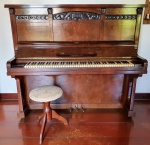 ESSENFELDER - Lindíssimo piano finamente executado em madeira nobre de excelente qualidade com fino acabamento. Excelente estado de conservação. mede 143 x 163 x 70 cm. 