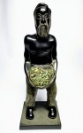 MAGNIFICA ESCULTURA FINAMENTE EXECUTADA EM RARO BLOCO DE XISTO DE ESMERALDA REPRESENTANDO CLÁSSICA FIGURA DE GARIMPEIRO COM RICOS DETALHES E ACABAMENTO. MEDE APROX 24 X 8,0 CM. PESO 1.100 KG. ORIGEM BRASIL. EXCELENTE ESTADO DE CONSERVAÇÃO.