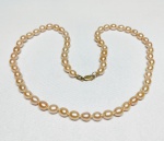 BELO E CLÁSSICO COLAR DE PÉROLAS ROSA NATURAIS COMPOSTO POR 60 UNIDADES DE EXCELENTE QUALIDADE E ACABAMENTO MEDINDO APROX 6.0 MM CADA . ELEGANTE FECHO EM OURO 18K TEOR 750. MEDE APROX 47 CM DE COMPRIMENTO . PERFEITO ESTADO DE CONSERVAÇÃO, NÃO APARENTA USO.