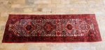 HAMADAN IRÃ 280 X 80 CM - Belíssima Passadeira de origem Persa finamente decorada com mandalas ao centro, majestosa ornamentação e rica coloração em tons de vermelho, azul , creme , verde e preto . Feitio 100% a mão com lã e algodão. Irã meados do século XX . Mede 280 x 80 cm. Preciosa manufatura Hamadan. Estrutura em ótimo estado, possui marcas de uso. 280 x 80 cm