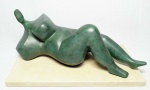LEYA TERRANOVA ROCHA - ´´DESCANSO´´ - Belíssima e majestosa escultura moderna finamente esculpida em bronze patinado de excepcional qualidade representando figura escultórica feminina dita ´´descanso´´ rica em movimentos. Sustentada por base em mármore espanhol Crema Marfil. Mede 16 x 38 x 20 cm. Perfeito estado de conservação. NOTA SOBRE A ARTISTA: Leya Terranova Rocha começou suas atividades no atelier de Bernardo Caro em 1976 retomando-as em 1991 no atelier Cristina Roese. Desde então tem feito trabalhos em bronze, cimento, resina, pedras, mármore, madeira e até mesmo raízes, sempre participou de salões nacionais e internacionais. Participou desde 1992 de mais de 70 exposições e palestras nacionais como o salão das belas artes, EMRJ, salão de arte contemporânea de São Paulo, exposição Casa D´Itália e muitas outras pelo Brasil, internacionalmente participou de algumas em Portugal, na famosa galeria Pepper´s, Bienal internacional do prestígio, etc. Na Austrália participou em Camberra da exposição ´´QUINHENTOS ANOS DE ARTE BRASILEIRA´´. Já ganhou diversos prêmios, honrarias, medalhas e troféus pelo Brasil á fora.