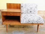 ELEGANTE MÓVEL AUXILIAR / MESA PARA TELEFONE COM LINDO DESIGN VINTAGE EXCLUSIVO. FINAMENTE EXECUTADO EM MADEIRA NOBRE DE CAVIÚNA COM FINO ACABAMENTO, LINHAS RETAS , GAVETA E PÉS DITO PALITO. BRASIL MEADOS DO SÉCULO XX. EXCELENTE ESTADO DE CONSERVAÇÃO. MEDE 75 CM DE ALTURA x 100 CM DE COMPRIMENTO x 50 CM DE LARGURA.