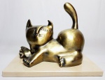 INOS CORRADIN com certificado - '' Gato com Peixe '' - Série nova - Belíssima e rara grande Escultura em bronze de excepcional fundição e qualidade escultórica com rara técnica de pátina á ouro branco. Apoiada em base de mármore italiano crema marfil. Mede 28,5 x 34 x 22CM. Assinada Inos. Perfeito estado de conservação, acompanha certificado emitido pelo artista autenticado em cartório. Artista premiado e catalogado. NOTA: Equilibrista foi o tema que consagrou o artista , tema esse muito desejado e hoje muito raro no mercado devido a alta procura . Valor de mercado para essa obra varia de 8 a 10 mil reais , oportunidade . Acompanha elegante moldura nova . 1929 Nasce em 14 de novembro, em Vogogna, Piemonti, Itália. Com alguns meses seus pais transferem-se para Montreaux, Suíça Francesa, onde permanece até os 5 anos de idade. Depois, volta para a Itália, em Castelbado, Província de Padova, terra de seus pais, onde passa a infância e juventude. 1945Estuda pintura com o professor Tardivello. 1947Colabora com o pintor Pendini na execução de um mural alusivo aos mártires da resistência italiana, em Castelbaldo, Padova Itália. 1950Chega ao Brasil, estabelecendo-se em Jundiaí, São Paulo. 1951Conhece o pintor argentino Osvaldo Navarro que dirige o Atelier Cooperativa Politone na Vila Mariana, São Paulo. É convidado a fazer parte do núcleo artístico do qual participam, entre outros, os pintores: Ian Woronieki e Geraldo Trindade Leal e mais cinco pintores. 1952Convidado a participar do II Salão Paulista de arte moderna de São Paulo. 1953Chega a Salvador da Bahia com o pintor Trindade Leal. Conhece o grupo artístico baiano da época: Mário Cravo Júnior, Rubens Valentin, Aguinaldo dos Santos, Caribè, Raimundo de Oliveira, Pancetti, Jenner Augusto, Wilson Rocha e Mirabeau Sampaio, o crítico Wilson Rocha e o cantor e compositor Dorival Caymmi. 1954Convidado a participar do Salão Nacional de Arte Moderna do Rio de Janeiro.Osvaldo Gil Navarro o convida a participar da equipe de cenógrafos do Ballet do IV Centenário de São Paulo. Executa cenários para ballet e peças teatrais para Rugero Giacobbi e Aldo Cravo.1955Continua ativo como cenógrafo. 1957Começa uma nova fase de sua vida. Chega a Ibiúna, São Paulo, onde pinta e trabalha com os madeireiros que na época tinham na madeira sua principal fonte de economia, de onde extraia madeira para sua pequena fábrica de brinquedos. Nesta cidade, conhece o seu primeiro e mais importante marchand: Américo Reisfeld, que após cessar suas atividades é sucedido por seu genro, o Sr. Josef Bar-Tzion, que o representa em diversas exposições internacionais. 1960Casa-se com Maria Helena Rolin Carmelo com a qual teve três filhos. 1976É representado pela Sra. Carla Surian Albori com exclusividade européia. 1977Faz sua primeira exposição individual na Galeria de Arte André São Paulo, hoje denominada Nova André Galeria, onde trabalhou com exclusividade para André Blau, desde o começo da década de 60. 1979Contratado para pintar um cenário 8 x 11m para o teatro de Rovigo Itália 1990A Prefeitura de Jundiaí adquire 5 obras, com motivos religiosos, que estão expostos no Velório Municipal Adamastor Fernandes. 1993A Prefeitura Municipal de Jundiaí lhe presta uma homenagem pelos seus 40 Anos de Pintura, organizando uma exposição retrospectiva no Paço Municipal Nova Jundiaí, com obras emprestadas por inúmeros colecionadores. 1997Lança o livro La Visione Incantata na Nova André Galeria, em S.Paulo, com uma exposição. (livro lançado simultaneamente no Brasil e na Europa), lançado por Edas Edizioni DArte Surian. 2001Lança seu livro Venticinque Anni di mostre in Europa, lançado por Edas Edizioni DArte Surian. 2002A Companhia Italiana Costa Navegações lança ao mar o navio Costa Atlântica em Veneza e o contrata para decorar suas cabines com 800 serigrafias e 42 óleos sobre tela.Passa a fazer parte dos anais da Câmara Federal com discurso feito pelo Deputado Federal André Benassi ressaltando sua importância na pintura no Brasil e exterior. 2004Comemora 50 anos de pintura com uma super exposição no Hotel Intercontinental, na Al.Santos em S.Paulo, onde lançou seu livro 50 Anos de Pintura, editado por Auderi Martins. 2005É solicitado pela Prefeitura Municipal de Jundiaí, através do Prefeito Ary Fossen para criar um selo comemorativo dos 350 anos da cidade. Este selo também foi lançado pela Empresa Brasileira de Correios e Telégrafos. 2006É homenageado pela Associação Terapêutica de Estimulação Auditiva e Linguagem - ATEAL, juntamente com a Prefeitura Municipal de Jundiaí, em função de sua benemerência com as crianças assistidas dessa ONG, que inclusive reproduziram de forma singular algumas de suas obras. 2007Pinta o óleo sobre tela Tributo à Serra do Japi (l,80 x 9,00m), cuja réplica transformada num painel de 9,00 e 4,5 metros, encontra-se em exposição permanente na Rodoviária de Jundiaí, a convite do Prefeito Ary Fossen. 2008Lançamento do documentário INOS que traça um panorama de sua vida artística nos seus 56 anos de carreira, bem como curiosidades de sua vida pessoal. 2009Ano em que Inos completa 80 anos. As comemorações começaram em maio, na Itália, onde ele foi homenageado pela Prefeitura de Padova, através do Prefeito Flavio Zanonato, com uma exposição num Palácio Medieval do século XVI, na Salla della Gran Guardia na Piazza dei Signori.Em setembro, Inos fecha as comemorações com uma grande exposição na Nova André Galeria, onde trabalhou com exclusividade por 30 anos. Inos retorna à sua velha casa, depois de percorrer um longo caminho com mais de 200 exposições internacionais.Ainda em 2009,lança a 2ª edição do livro 50 Anos de Pintura com uma noite de autógrafos na Livraria da Vila, Al.Lorena em S.Paulo; 2010A Prefeitura de Jundiaí, por iniciativa do prefeito, Sr. Miguel Haddad, presta-lhe uma homenagem pelos seus 80 anos com uma exposição de esculturas e fotos de sua carreira ao lado de familiares e celebridades do mundo das artes, da música e da política nacional e internacional. O momento mais emocionante da homenagem foi o espetáculo musical, organizado por sua assessora Sandra Carnio, chamado Um concerto para Inos com músicas que retrataram momentos marcantes da vida do pintor, tendo à frente a cantora Clarina Fasanaro e músicos convidados.A convite do artista Ivald Granato passa a integrar o Grupo dos Onze (G11). O referido grupo é composto de renomados artistas da atualidade, dentre eles Cláudio Tozzi, Mario Gruber, Peticov, entre outros.A escultura O Saxofonista é escolhida para premiar sessenta grandes nomes da indústria musical brasileira no evento Expo Show Business, promovido por Tom Gomes. Dentre os premiados, Dody Serena, empresário do cantor Roberto Carlos, Guto Graça Mello, produtor musical da TV Globo, Marcelo Castello Branco, presidente da gravadora EMI e José Celso Guida, diretor geral da gravadora Biscoito Fino. 2011É homenageado com a exposição Gabinete de Arte Inos Corradin na Câmara Federal Brasília - DF , por ocasião do Momento Itália/Brasil. Inos que chegou ao Brasil na década de 50 é um símbolo da ligação e amizade entre brasileiros e italianos. 2013É homenageado na cidade de Padova - Itália, com o prêmio "Città di Padova 2013" pela sua trajetória artística.