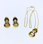 BELÍSSIMO CONJUNTO DE COLAR E PAR DE BRINCOS EM OURO AMARELO 18 K TEOR 750 , DESIGN MODERNO EXCLUSIVO DE EXCEPCIONAL OURIVESARIA COM FINO ACABAMENTO .. CORRENTE COM CLÁSSICA MALHA VENEZIANA , PINGENTE E PAR DE BRINCOS NO MESMO PADRÃO EM OURO COM PRECIOSO DIAMANTE EXTRA BRANCO . AMBOS DE EXCELENTE QUALIDADE E CLAREZA COM BRILHO PERFEITO. CONJUNTO EM IMPECÁVEL ESTADO DE CONSERVAÇÃO , NÃO APARENTAM USO . CORRENTE MEDE ARO MEDE 40 CM , PINGENTE 2,2 X 1,0 CM , PESO 4.0 GRAMAS . PAR DE BRINCOS 2,2 X 1,0 CM , PESO 6.5 GRAMAS .
