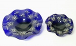 Charmoso e antigo pandam de centro de mesas executados em cristal em tonalidade azul cobalto, bela ornamentação floral, ricos filetes á ouro e bordas ditas tiotadas. Maior mede 8 x 28,5 x 28,5 cm. Bom estado de conservação. Leve desgaste nos filetes por conta do tempo.