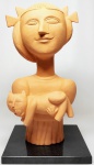 INOS CORRADIN com certificado - '' Menina com Gato '´- Majestosa e linda grandiosa escultura em terra cota patinada de excelente qualidade escultórica elegantemente montada sobre base de granito preto absoluto. Assinado Inos. Perfeito estado de conservação. Mede 41 x 24 x 20 cm. Acompanha certificado de autenticidade emitido pelo artista, autenticado em cartório. Artista premiado e catalogado. NOTA: 1929 Nasce em 14 de novembro, em Vogogna, Piemonti, Itália. Com alguns meses seus pais transferem-se para Montreaux, Suíça Francesa, onde permanece até os 5 anos de idade. Depois, volta para a Itália, em Castelbado, Província de Padova, terra de seus pais, onde passa a infância e juventude. 1945Estuda pintura com o professor Tardivello. 1947Colabora com o pintor Pendini na execução de um mural alusivo aos mártires da resistência italiana, em Castelbaldo, Padova Itália. 1950Chega ao Brasil, estabelecendo-se em Jundiaí, São Paulo. 1951Conhece o pintor argentino Osvaldo Navarro que dirige o Atelier Cooperativa Politone na Vila Mariana, São Paulo. É convidado a fazer parte do núcleo artístico do qual participam, entre outros, os pintores: Ian Woronieki e Geraldo Trindade Leal e mais cinco pintores. 1952Convidado a participar do II Salão Paulista de arte moderna de São Paulo. 1953Chega a Salvador da Bahia com o pintor Trindade Leal. Conhece o grupo artístico baiano da época: Mário Cravo Júnior, Rubens Valentin, Aguinaldo dos Santos, Caribè, Raimundo de Oliveira, Pancetti, Jenner Augusto, Wilson Rocha e Mirabeau Sampaio, o crítico Wilson Rocha e o cantor e compositor Dorival Caymmi. 1954Convidado a participar do Salão Nacional de Arte Moderna do Rio de Janeiro.Osvaldo Gil Navarro o convida a participar da equipe de cenógrafos do Ballet do IV Centenário de São Paulo. Executa cenários para ballet e peças teatrais para Rugero Giacobbi e Aldo Cravo.1955Continua ativo como cenógrafo. 1957Começa uma nova fase de sua vida. Chega a Ibiúna, São Paulo, onde pinta e trabalha com os madeireiros que na época tinham na madeira sua principal fonte de economia, de onde extraia madeira para sua pequena fábrica de brinquedos. Nesta cidade, conhece o seu primeiro e mais importante marchand: Américo Reisfeld, que após cessar suas atividades é sucedido por seu genro, o Sr. Josef Bar-Tzion, que o representa em diversas exposições internacionais. 1960Casa-se com Maria Helena Rolin Carmelo com a qual teve três filhos. 1976É representado pela Sra. Carla Surian Albori com exclusividade européia. 1977Faz sua primeira exposição individual na Galeria de Arte André São Paulo, hoje denominada Nova André Galeria, onde trabalhou com exclusividade para André Blau, desde o começo da década de 60. 1979Contratado para pintar um cenário 8 x 11m para o teatro de Rovigo Itália 1990A Prefeitura de Jundiaí adquire 5 obras, com motivos religiosos, que estão expostos no Velório Municipal Adamastor Fernandes. 1993A Prefeitura Municipal de Jundiaí lhe presta uma homenagem pelos seus 40 Anos de Pintura, organizando uma exposição retrospectiva no Paço Municipal Nova Jundiaí, com obras emprestadas por inúmeros colecionadores. 1997Lança o livro La Visione Incantata na Nova André Galeria, em S.Paulo, com uma exposição. (livro lançado simultaneamente no Brasil e na Europa), lançado por Edas Edizioni DArte Surian. 2001Lança seu livro Venticinque Anni di mostre in Europa, lançado por Edas Edizioni DArte Surian. 2002A Companhia Italiana Costa Navegações lança ao mar o navio Costa Atlântica em Veneza e o contrata para decorar suas cabines com 800 serigrafias e 42 óleos sobre tela.Passa a fazer parte dos anais da Câmara Federal com discurso feito pelo Deputado Federal André Benassi ressaltando sua importância na pintura no Brasil e exterior. 2004Comemora 50 anos de pintura com uma super exposição no Hotel Intercontinental, na Al.Santos em S.Paulo, onde lançou seu livro 50 Anos de Pintura, editado por Auderi Martins. 2005É solicitado pela Prefeitura Municipal de Jundiaí, através do Prefeito Ary Fossen para criar um selo comemorativo dos 350 anos da cidade. Este selo também foi lançado pela Empresa Brasileira de Correios e Telégrafos. 2006É homenageado pela Associação Terapêutica de Estimulação Auditiva e Linguagem - ATEAL, juntamente com a Prefeitura Municipal de Jundiaí, em função de sua benemerência com as crianças assistidas dessa ONG, que inclusive reproduziram de forma singular algumas de suas obras. 2007Pinta o óleo sobre tela Tributo à Serra do Japi (l,80 x 9,00m), cuja réplica transformada num painel de 9,00 e 4,5 metros, encontra-se em exposição permanente na Rodoviária de Jundiaí, a convite do Prefeito Ary Fossen. 2008Lançamento do documentário INOS que traça um panorama de sua vida artística nos seus 56 anos de carreira, bem como curiosidades de sua vida pessoal. 2009Ano em que Inos completa 80 anos. As comemorações começaram em maio, na Itália, onde ele foi homenageado pela Prefeitura de Padova, através do Prefeito Flavio Zanonato, com uma exposição num Palácio Medieval do século XVI, na Salla della Gran Guardia na Piazza dei Signori.Em setembro, Inos fecha as comemorações com uma grande exposição na Nova André Galeria, onde trabalhou com exclusividade por 30 anos. Inos retorna à sua velha casa, depois de percorrer um longo caminho com mais de 200 exposições internacionais.Ainda em 2009,lança a 2ª edição do livro 50 Anos de Pintura com uma noite de autógrafos na Livraria da Vila, Al.Lorena em S.Paulo; 2010A Prefeitura de Jundiaí, por iniciativa do prefeito, Sr. Miguel Haddad, presta-lhe uma homenagem pelos seus 80 anos com uma exposição de esculturas e fotos de sua carreira ao lado de familiares e celebridades do mundo das artes, da música e da política nacional e internacional. O momento mais emocionante da homenagem foi o espetáculo musical, organizado por sua assessora Sandra Carnio, chamado Um concerto para Inos com músicas que retrataram momentos marcantes da vida do pintor, tendo à frente a cantora Clarina Fasanaro e músicos convidados.A convite do artista Ivald Granato passa a integrar o Grupo dos Onze (G11). O referido grupo é composto de renomados artistas da atualidade, dentre eles Cláudio Tozzi, Mario Gruber, Peticov, entre outros.A escultura O Saxofonista é escolhida para premiar sessenta grandes nomes da indústria musical brasileira no evento Expo Show Business, promovido por Tom Gomes. Dentre os premiados, Dody Serena, empresário do cantor Roberto Carlos, Guto Graça Mello, produtor musical da TV Globo, Marcelo Castello Branco, presidente da gravadora EMI e José Celso Guida, diretor geral da gravadora Biscoito Fino. 2011É homenageado com a exposição Gabinete de Arte Inos Corradin na Câmara Federal Brasília - DF , por ocasião do Momento Itália/Brasil. Inos que chegou ao Brasil na década de 50 é um símbolo da ligação e amizade entre brasileiros e italianos. 2013É homenageado na cidade de Padova - Itália, com o prêmio "Città di Padova 2013" pela sua trajetória artística.