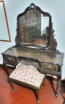 CLÁSSICA PENTEADEIRA DE ESTILO PROVENÇAL FINAMENTE EXECUTADA EM MADEIRA NOBRE. ELEGANTE MONTAGEM COM PÉS CURVOS, GAVETAS, PUCHADORES EM BRONZE E ELEGANTE ESPELHO. BRASIL MEADOS DO SÉCULO XX. ÓTIMO ESTADO DE CONSERVAÇÃO COM ESTRUTURA FIRME, PRESENTA MARCAS DO TEMPO. MEDE APROX 166 CM DE ALTURA X 120 CM DE COMPRIMENTO X 40 CM DE PROFUNDIDADE. BANQUETA 50 X 64 X 44 CM.