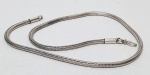 ELEGANTE CORRENTE EM PRATA DE LEI TEOR 925 , CLÁSSICA MALHA RABO DE RATO DE EXCEPCIONAL OURIVESARIA, ADORNADA POR RICO TRABALHO E FINO ACABAMENTO. PERFEITO ESTADO DE CONSERVAÇÃO . MEDE 51 CM DE COMPRIMENTO X 0,4 CM DE ESPESSURA . PESO 7.0 GRAMAS. 58 GRAMAS.