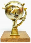 INOS CORRADIN com certificado - '' Menina com pássaro '' - Rara e belíssima escultura em bronze de excelente fundição e qualidade escultórica com pátina á ouro branco, elegantemente montada sobre base de madeira. Assinado Inos em perfeito estado de conservação. Mede 25 x 17 x 12 cm. Acompanha certificado de autenticidade emitido pelo artista e registrado em cartório. NOTA: Equilibrista foi o tema que consagrou o artista , tema esse muito desejado e hoje muito raro no mercado devido a alta procura . Valor de mercado para essa obra varia de 8 a 10 mil reais , oportunidade . Acompanha elegante moldura nova . 1929 Nasce em 14 de novembro, em Vogogna, Piemonti, Itália. Com alguns meses seus pais transferem-se para Montreaux, Suíça Francesa, onde permanece até os 5 anos de idade. Depois, volta para a Itália, em Castelbado, Província de Padova, terra de seus pais, onde passa a infância e juventude. 1945Estuda pintura com o professor Tardivello. 1947Colabora com o pintor Pendini na execução de um mural alusivo aos mártires da resistência italiana, em Castelbaldo, Padova Itália. 1950Chega ao Brasil, estabelecendo-se em Jundiaí, São Paulo. 1951Conhece o pintor argentino Osvaldo Navarro que dirige o Atelier Cooperativa Politone na Vila Mariana, São Paulo. É convidado a fazer parte do núcleo artístico do qual participam, entre outros, os pintores: Ian Woronieki e Geraldo Trindade Leal e mais cinco pintores. 1952Convidado a participar do II Salão Paulista de arte moderna de São Paulo. 1953Chega a Salvador da Bahia com o pintor Trindade Leal. Conhece o grupo artístico baiano da época: Mário Cravo Júnior, Rubens Valentin, Aguinaldo dos Santos, Caribè, Raimundo de Oliveira, Pancetti, Jenner Augusto, Wilson Rocha e Mirabeau Sampaio, o crítico Wilson Rocha e o cantor e compositor Dorival Caymmi. 1954Convidado a participar do Salão Nacional de Arte Moderna do Rio de Janeiro.Osvaldo Gil Navarro o convida a participar da equipe de cenógrafos do Ballet do IV Centenário de São Paulo. Executa cenários para ballet e peças teatrais para Rugero Giacobbi e Aldo Cravo.1955Continua ativo como cenógrafo. 1957Começa uma nova fase de sua vida. Chega a Ibiúna, São Paulo, onde pinta e trabalha com os madeireiros que na época tinham na madeira sua principal fonte de economia, de onde extraia madeira para sua pequena fábrica de brinquedos. Nesta cidade, conhece o seu primeiro e mais importante marchand: Américo Reisfeld, que após cessar suas atividades é sucedido por seu genro, o Sr. Josef Bar-Tzion, que o representa em diversas exposições internacionais. 1960Casa-se com Maria Helena Rolin Carmelo com a qual teve três filhos. 1976É representado pela Sra. Carla Surian Albori com exclusividade européia. 1977Faz sua primeira exposição individual na Galeria de Arte André São Paulo, hoje denominada Nova André Galeria, onde trabalhou com exclusividade para André Blau, desde o começo da década de 60. 1979Contratado para pintar um cenário 8 x 11m para o teatro de Rovigo Itália 1990A Prefeitura de Jundiaí adquire 5 obras, com motivos religiosos, que estão expostos no Velório Municipal Adamastor Fernandes. 1993A Prefeitura Municipal de Jundiaí lhe presta uma homenagem pelos seus 40 Anos de Pintura, organizando uma exposição retrospectiva no Paço Municipal Nova Jundiaí, com obras emprestadas por inúmeros colecionadores. 1997Lança o livro La Visione Incantata na Nova André Galeria, em S.Paulo, com uma exposição. (livro lançado simultaneamente no Brasil e na Europa), lançado por Edas Edizioni DArte Surian. 2001Lança seu livro Venticinque Anni di mostre in Europa, lançado por Edas Edizioni DArte Surian. 2002A Companhia Italiana Costa Navegações lança ao mar o navio Costa Atlântica em Veneza e o contrata para decorar suas cabines com 800 serigrafias e 42 óleos sobre tela.Passa a fazer parte dos anais da Câmara Federal com discurso feito pelo Deputado Federal André Benassi ressaltando sua importância na pintura no Brasil e exterior. 2004Comemora 50 anos de pintura com uma super exposição no Hotel Intercontinental, na Al.Santos em S.Paulo, onde lançou seu livro 50 Anos de Pintura, editado por Auderi Martins. 2005É solicitado pela Prefeitura Municipal de Jundiaí, através do Prefeito Ary Fossen para criar um selo comemorativo dos 350 anos da cidade. Este selo também foi lançado pela Empresa Brasileira de Correios e Telégrafos. 2006É homenageado pela Associação Terapêutica de Estimulação Auditiva e Linguagem - ATEAL, juntamente com a Prefeitura Municipal de Jundiaí, em função de sua benemerência com as crianças assistidas dessa ONG, que inclusive reproduziram de forma singular algumas de suas obras. 2007Pinta o óleo sobre tela Tributo à Serra do Japi (l,80 x 9,00m), cuja réplica transformada num painel de 9,00 e 4,5 metros, encontra-se em exposição permanente na Rodoviária de Jundiaí, a convite do Prefeito Ary Fossen. 2008Lançamento do documentário INOS que traça um panorama de sua vida artística nos seus 56 anos de carreira, bem como curiosidades de sua vida pessoal. 2009Ano em que Inos completa 80 anos. As comemorações começaram em maio, na Itália, onde ele foi homenageado pela Prefeitura de Padova, através do Prefeito Flavio Zanonato, com uma exposição num Palácio Medieval do século XVI, na Salla della Gran Guardia na Piazza dei Signori.Em setembro, Inos fecha as comemorações com uma grande exposição na Nova André Galeria, onde trabalhou com exclusividade por 30 anos. Inos retorna à sua velha casa, depois de percorrer um longo caminho com mais de 200 exposições internacionais.Ainda em 2009,lança a 2ª edição do livro 50 Anos de Pintura com uma noite de autógrafos na Livraria da Vila, Al.Lorena em S.Paulo; 2010A Prefeitura de Jundiaí, por iniciativa do prefeito, Sr. Miguel Haddad, presta-lhe uma homenagem pelos seus 80 anos com uma exposição de esculturas e fotos de sua carreira ao lado de familiares e celebridades do mundo das artes, da música e da política nacional e internacional. O momento mais emocionante da homenagem foi o espetáculo musical, organizado por sua assessora Sandra Carnio, chamado Um concerto para Inos com músicas que retrataram momentos marcantes da vida do pintor, tendo à frente a cantora Clarina Fasanaro e músicos convidados.A convite do artista Ivald Granato passa a integrar o Grupo dos Onze (G11). O referido grupo é composto de renomados artistas da atualidade, dentre eles Cláudio Tozzi, Mario Gruber, Peticov, entre outros.A escultura O Saxofonista é escolhida para premiar sessenta grandes nomes da indústria musical brasileira no evento Expo Show Business, promovido por Tom Gomes. Dentre os premiados, Dody Serena, empresário do cantor Roberto Carlos, Guto Graça Mello, produtor musical da TV Globo, Marcelo Castello Branco, presidente da gravadora EMI e José Celso Guida, diretor geral da gravadora Biscoito Fino. 2011É homenageado com a exposição Gabinete de Arte Inos Corradin na Câmara Federal Brasília - DF , por ocasião do Momento Itália/Brasil. Inos que chegou ao Brasil na década de 50 é um símbolo da ligação e amizade entre brasileiros e italianos. 2013É homenageado na cidade de Padova - Itália, com o prêmio "Città di Padova 2013" pela sua trajetória artística.