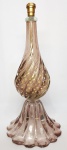 MURANO - Majestoso e raríssimo lindo abajur em vidro artístico de Murano, design exclusivo dito ´´Goccia´´ de lindíssima tonalidade Ametista, feitio gomado rico em movimentos com bolhas e pó de ouro. Perfeito estado de conservação, fiação nova. Mede 55 cm de altura x 27 cm de diâmetro. Itália século XX .