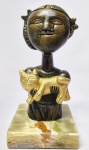 INOS CORRADIN com certificado - ''Menina com Gato'' - Clássica e belíssima escultura em terracota patinada de excelente qualidade escultórica, elegantemente montada sobre base de ônix verde. Assinado Inos. Perfeito estado de conservação. Mede 16,5 x 8,5 x 8,5 cm. Acompanha certificado de autenticidade emitido pelo artista e registrado em cartório. NOTA: Artista premiado e catalogado.1929 Nasce em 14 de novembro, em Vogogna, Piemonti, Itália. Com alguns meses seus pais transferem-se para Montreaux, Suíça Francesa, onde permanece até os 5 anos de idade. Depois, volta para a Itália, em Castelbado, Província de Padova, terra de seus pais, onde passa a infância e juventude. 1945Estuda pintura com o professor Tardivello. 1947Colabora com o pintor Pendini na execução de um mural alusivo aos mártires da resistência italiana, em Castelbaldo, Padova Itália. 1950Chega ao Brasil, estabelecendo-se em Jundiaí, São Paulo. 1951Conhece o pintor argentino Osvaldo Navarro que dirige o Atelier Cooperativa Politone na Vila Mariana, São Paulo. É convidado a fazer parte do núcleo artístico do qual participam, entre outros, os pintores: Ian Woronieki e Geraldo Trindade Leal e mais cinco pintores. 1952Convidado a participar do II Salão Paulista de arte moderna de São Paulo. 1953Chega a Salvador da Bahia com o pintor Trindade Leal. Conhece o grupo artístico baiano da época: Mário Cravo Júnior, Rubens Valentin, Aguinaldo dos Santos, Caribè, Raimundo de Oliveira, Pancetti, Jenner Augusto, Wilson Rocha e Mirabeau Sampaio, o crítico Wilson Rocha e o cantor e compositor Dorival Caymmi. 1954Convidado a participar do Salão Nacional de Arte Moderna do Rio de Janeiro.Osvaldo Gil Navarro o convida a participar da equipe de cenógrafos do Ballet do IV Centenário de São Paulo. Executa cenários para ballet e peças teatrais para Rugero Giacobbi e Aldo Cravo.1955Continua ativo como cenógrafo. 1957Começa uma nova fase de sua vida. Chega a Ibiúna, São Paulo, onde pinta e trabalha com os madeireiros que na época tinham na madeira sua principal fonte de economia, de onde extraia madeira para sua pequena fábrica de brinquedos. Nesta cidade, conhece o seu primeiro e mais importante marchand: Américo Reisfeld, que após cessar suas atividades é sucedido por seu genro, o Sr. Josef Bar-Tzion, que o representa em diversas exposições internacionais. 1960Casa-se com Maria Helena Rolin Carmelo com a qual teve três filhos. 1976É representado pela Sra. Carla Surian Albori com exclusividade européia. 1977Faz sua primeira exposição individual na Galeria de Arte André São Paulo, hoje denominada Nova André Galeria, onde trabalhou com exclusividade para André Blau, desde o começo da década de 60. 1979Contratado para pintar um cenário 8 x 11m para o teatro de Rovigo Itália 1990A Prefeitura de Jundiaí adquire 5 obras, com motivos religiosos, que estão expostos no Velório Municipal Adamastor Fernandes. 1993A Prefeitura Municipal de Jundiaí lhe presta uma homenagem pelos seus 40 Anos de Pintura, organizando uma exposição retrospectiva no Paço Municipal Nova Jundiaí, com obras emprestadas por inúmeros colecionadores. 1997Lança o livro La Visione Incantata na Nova André Galeria, em S.Paulo, com uma exposição. (livro lançado simultaneamente no Brasil e na Europa), lançado por Edas Edizioni DArte Surian. 2001Lança seu livro Venticinque Anni di mostre in Europa, lançado por Edas Edizioni DArte Surian. 2002A Companhia Italiana Costa Navegações lança ao mar o navio Costa Atlântica em Veneza e o contrata para decorar suas cabines com 800 serigrafias e 42 óleos sobre tela.Passa a fazer parte dos anais da Câmara Federal com discurso feito pelo Deputado Federal André Benassi ressaltando sua importância na pintura no Brasil e exterior. 2004Comemora 50 anos de pintura com uma super exposição no Hotel Intercontinental, na Al.Santos em S.Paulo, onde lançou seu livro 50 Anos de Pintura, editado por Auderi Martins. 2005É solicitado pela Prefeitura Municipal de Jundiaí, através do Prefeito Ary Fossen para criar um selo comemorativo dos 350 anos da cidade. Este selo também foi lançado pela Empresa Brasileira de Correios e Telégrafos. 2006É homenageado pela Associação Terapêutica de Estimulação Auditiva e Linguagem - ATEAL, juntamente com a Prefeitura Municipal de Jundiaí, em função de sua benemerência com as crianças assistidas dessa ONG, que inclusive reproduziram de forma singular algumas de suas obras. 2007Pinta o óleo sobre tela Tributo à Serra do Japi (l,80 x 9,00m), cuja réplica transformada num painel de 9,00 e 4,5 metros, encontra-se em exposição permanente na Rodoviária de Jundiaí, a convite do Prefeito Ary Fossen. 2008Lançamento do documentário INOS que traça um panorama de sua vida artística nos seus 56 anos de carreira, bem como curiosidades de sua vida pessoal. 2009Ano em que Inos completa 80 anos. As comemorações começaram em maio, na Itália, onde ele foi homenageado pela Prefeitura de Padova, através do Prefeito Flavio Zanonato, com uma exposição num Palácio Medieval do século XVI, na Salla della Gran Guardia na Piazza dei Signori.Em setembro, Inos fecha as comemorações com uma grande exposição na Nova André Galeria, onde trabalhou com exclusividade por 30 anos. Inos retorna à sua velha casa, depois de percorrer um longo caminho com mais de 200 exposições internacionais.Ainda em 2009,lança a 2ª edição do livro 50 Anos de Pintura com uma noite de autógrafos na Livraria da Vila, Al.Lorena em S.Paulo; 2010A Prefeitura de Jundiaí, por iniciativa do prefeito, Sr. Miguel Haddad, presta-lhe uma homenagem pelos seus 80 anos com uma exposição de esculturas e fotos de sua carreira ao lado de familiares e celebridades do mundo das artes, da música e da política nacional e internacional. O momento mais emocionante da homenagem foi o espetáculo musical, organizado por sua assessora Sandra Carnio, chamado Um concerto para Inos com músicas que retrataram momentos marcantes da vida do pintor, tendo à frente a cantora Clarina Fasanaro e músicos convidados.A convite do artista Ivald Granato passa a integrar o Grupo dos Onze (G11). O referido grupo é composto de renomados artistas da atualidade, dentre eles Cláudio Tozzi, Mario Gruber, Peticov, entre outros.A escultura O Saxofonista é escolhida para premiar sessenta grandes nomes da indústria musical brasileira no evento Expo Show Business, promovido por Tom Gomes. Dentre os premiados, Dody Serena, empresário do cantor Roberto Carlos, Guto Graça Mello, produtor musical da TV Globo, Marcelo Castello Branco, presidente da gravadora EMI e José Celso Guida, diretor geral da gravadora Biscoito Fino. 2011É homenageado com a exposição Gabinete de Arte Inos Corradin na Câmara Federal Brasília - DF , por ocasião do Momento Itália/Brasil. Inos que chegou ao Brasil na década de 50 é um símbolo da ligação e amizade entre brasileiros e italianos. 2013É homenageado na cidade de Padova - Itália, com o prêmio "Città di Padova 2013" pela sua trajetória artística.