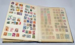 Rara coleção de exatos 1815 selos antigos de diversos países do mundo de todos os continentes. Acondicionados em álbum medindo 26 x 32,5 cm. Excelente estado de conservação.